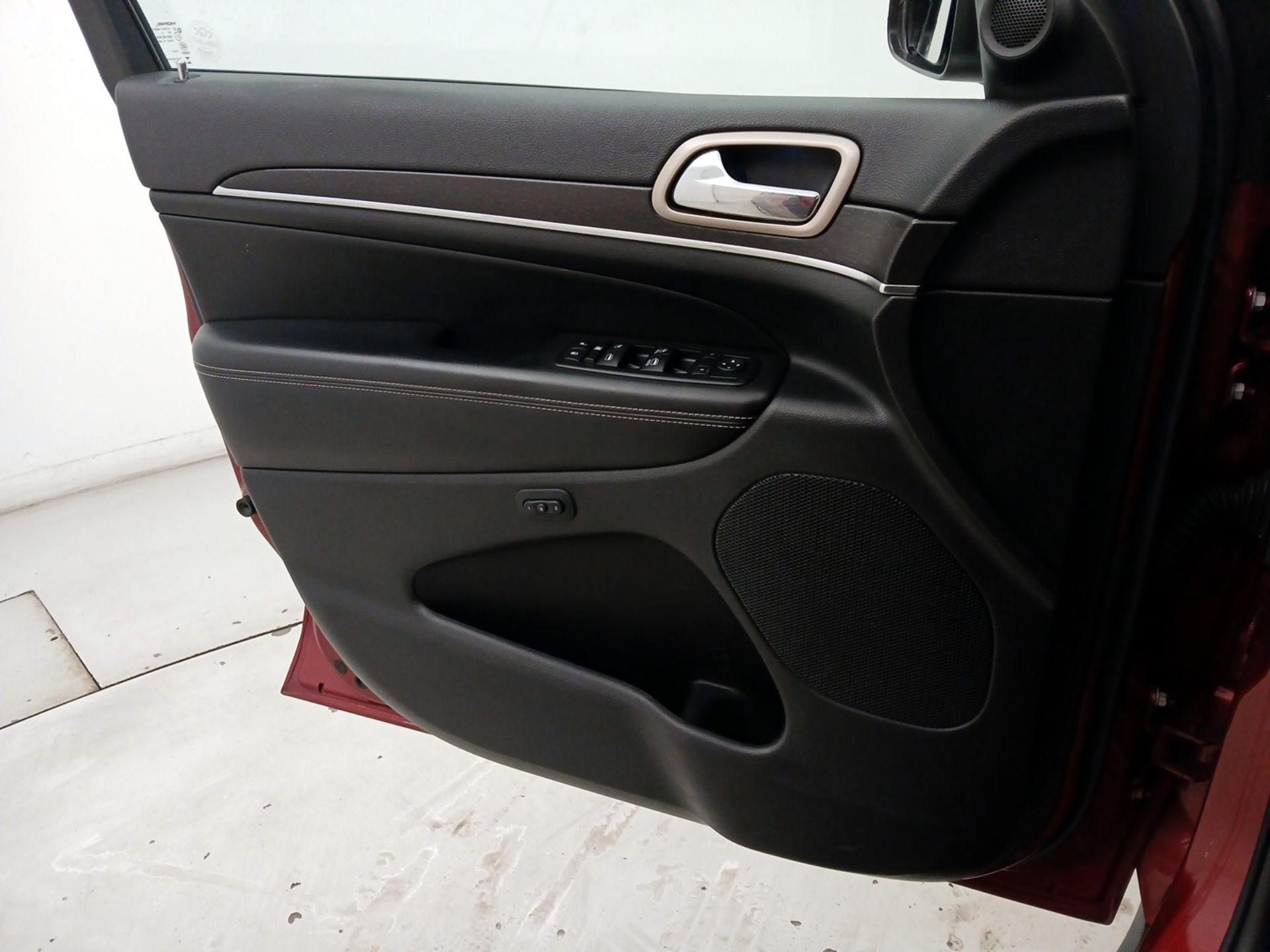 Thumbnail: 2015 Jeep Grand Cherokee - 12