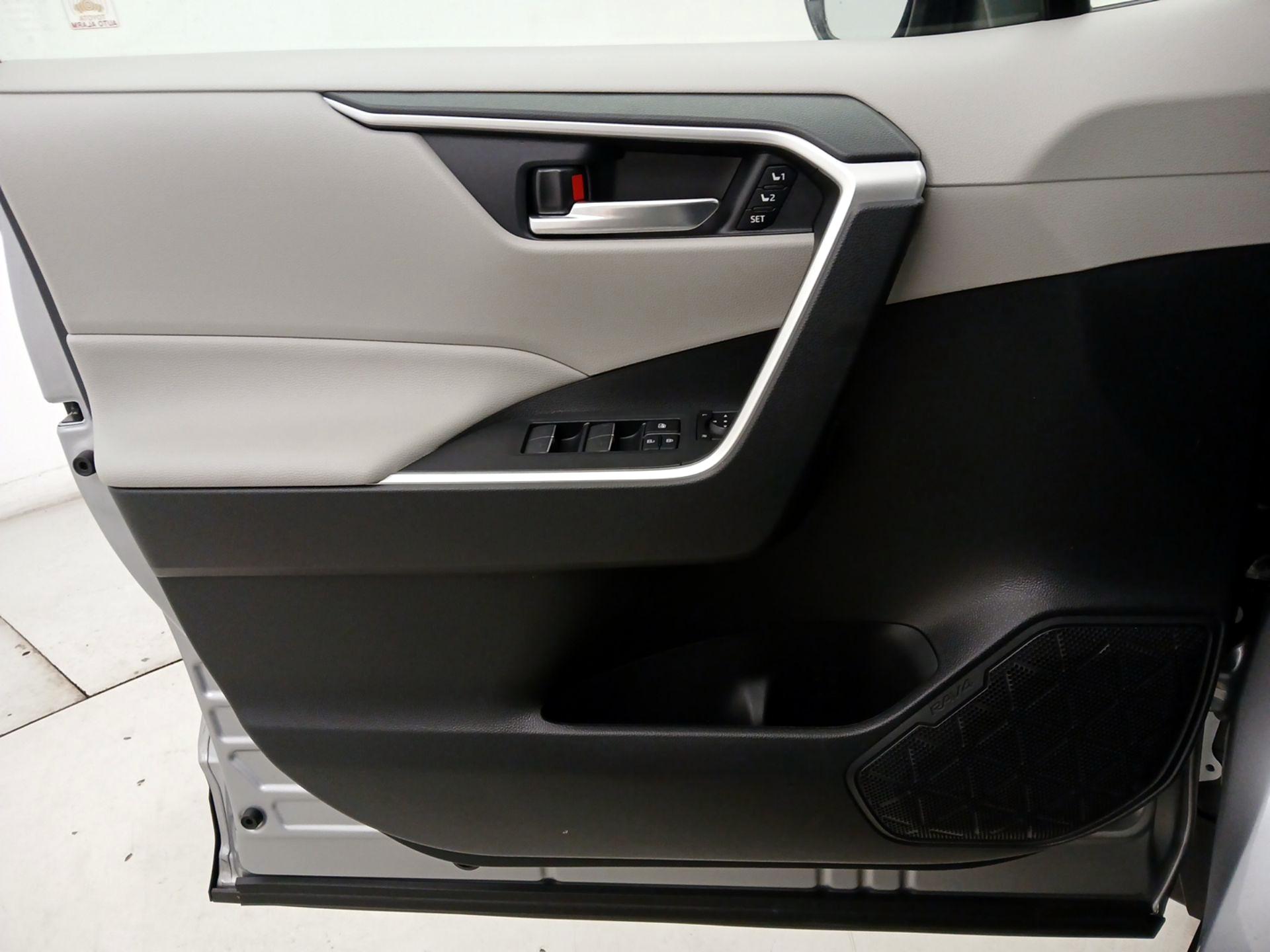 Thumbnail: 2022 Toyota RAV4 - 12