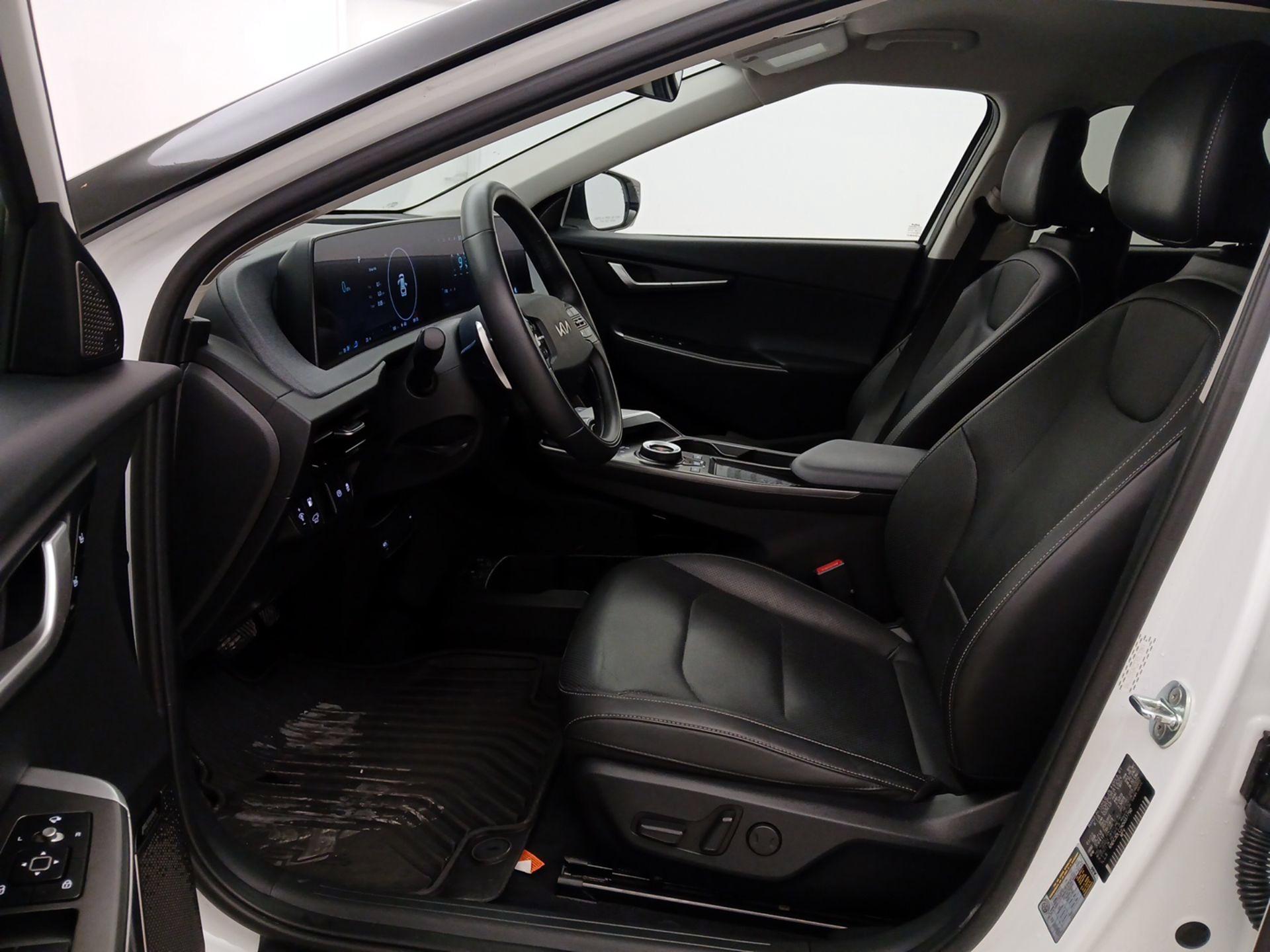 Thumbnail: 2022 Kia EV6 - 11