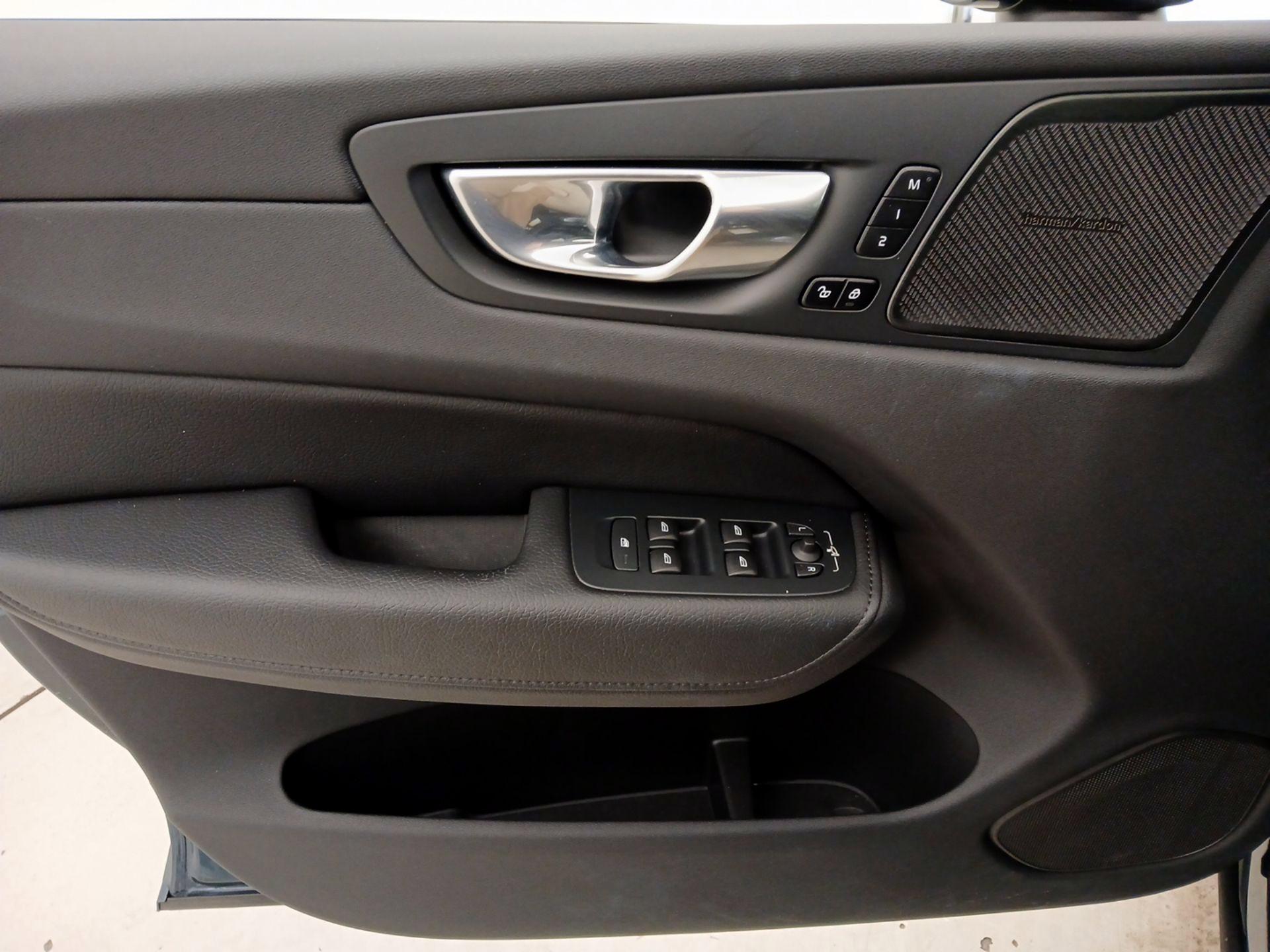 Thumbnail: 2022 Volvo XC60 - 12