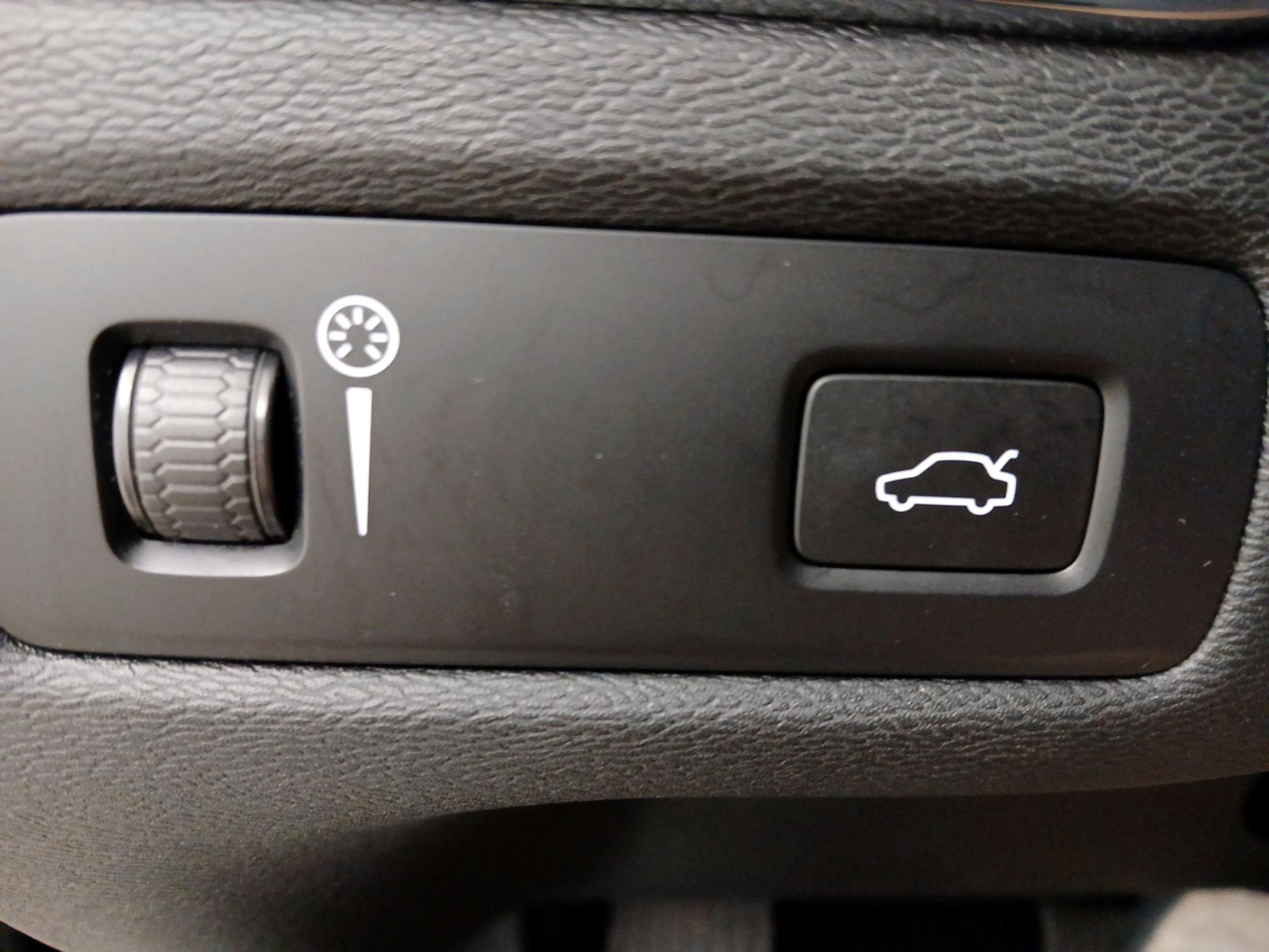 Thumbnail: 2022 Volvo XC60 - 13