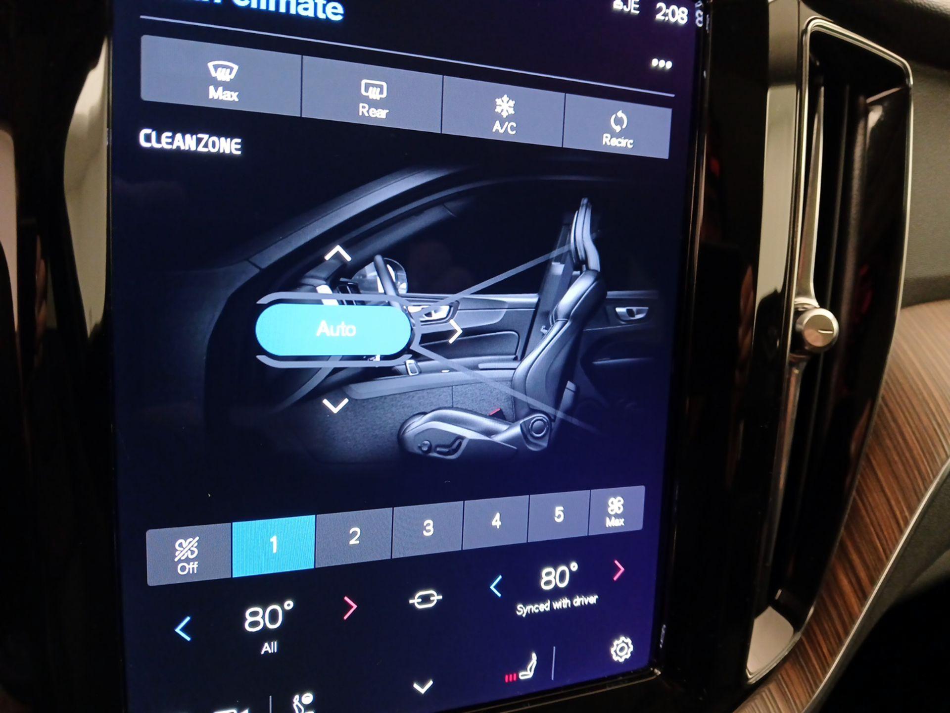 Thumbnail: 2022 Volvo XC60 - 16