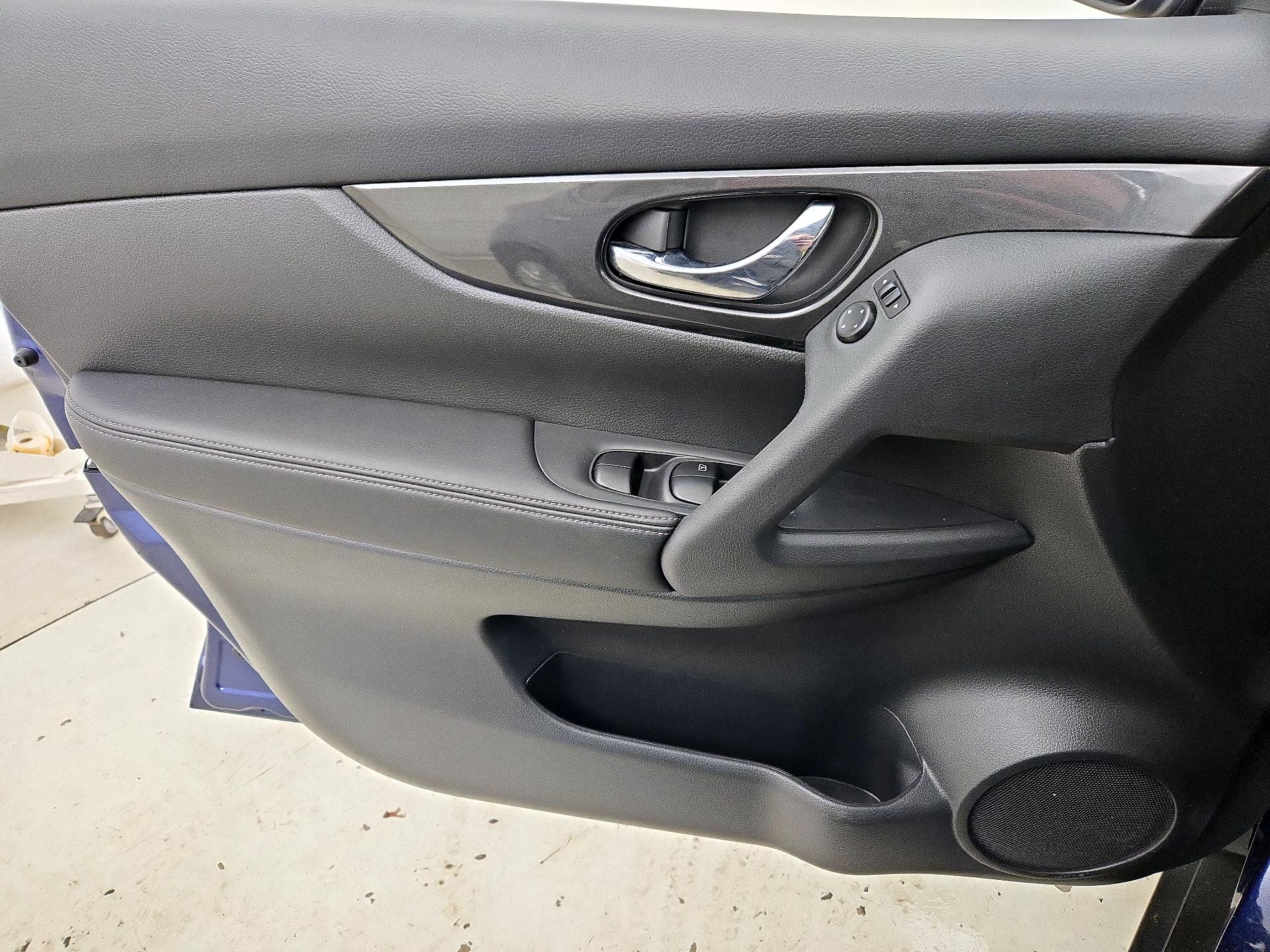 Thumbnail: 2017 Nissan Rogue - 12