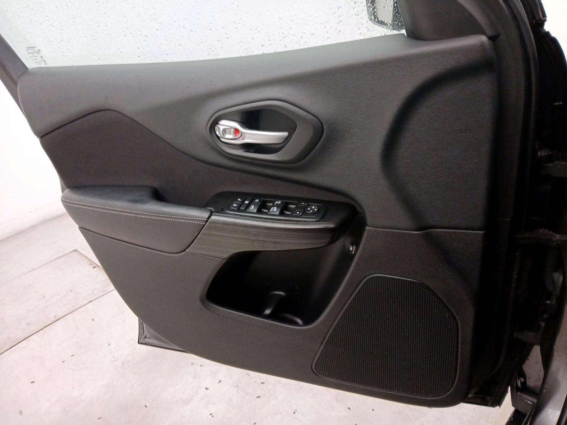 Thumbnail: 2014 Jeep Cherokee - 12