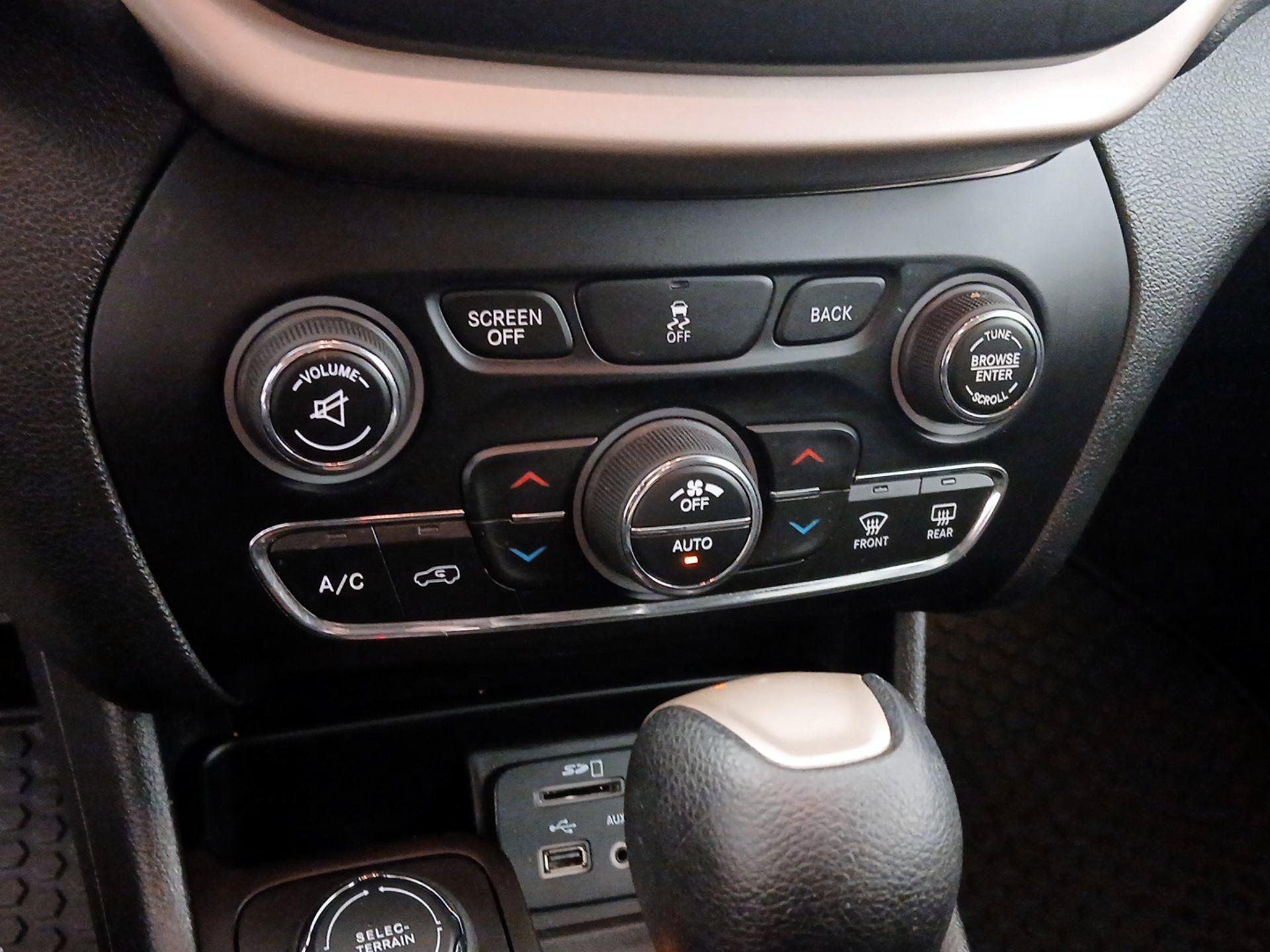 Thumbnail: 2014 Jeep Cherokee - 16