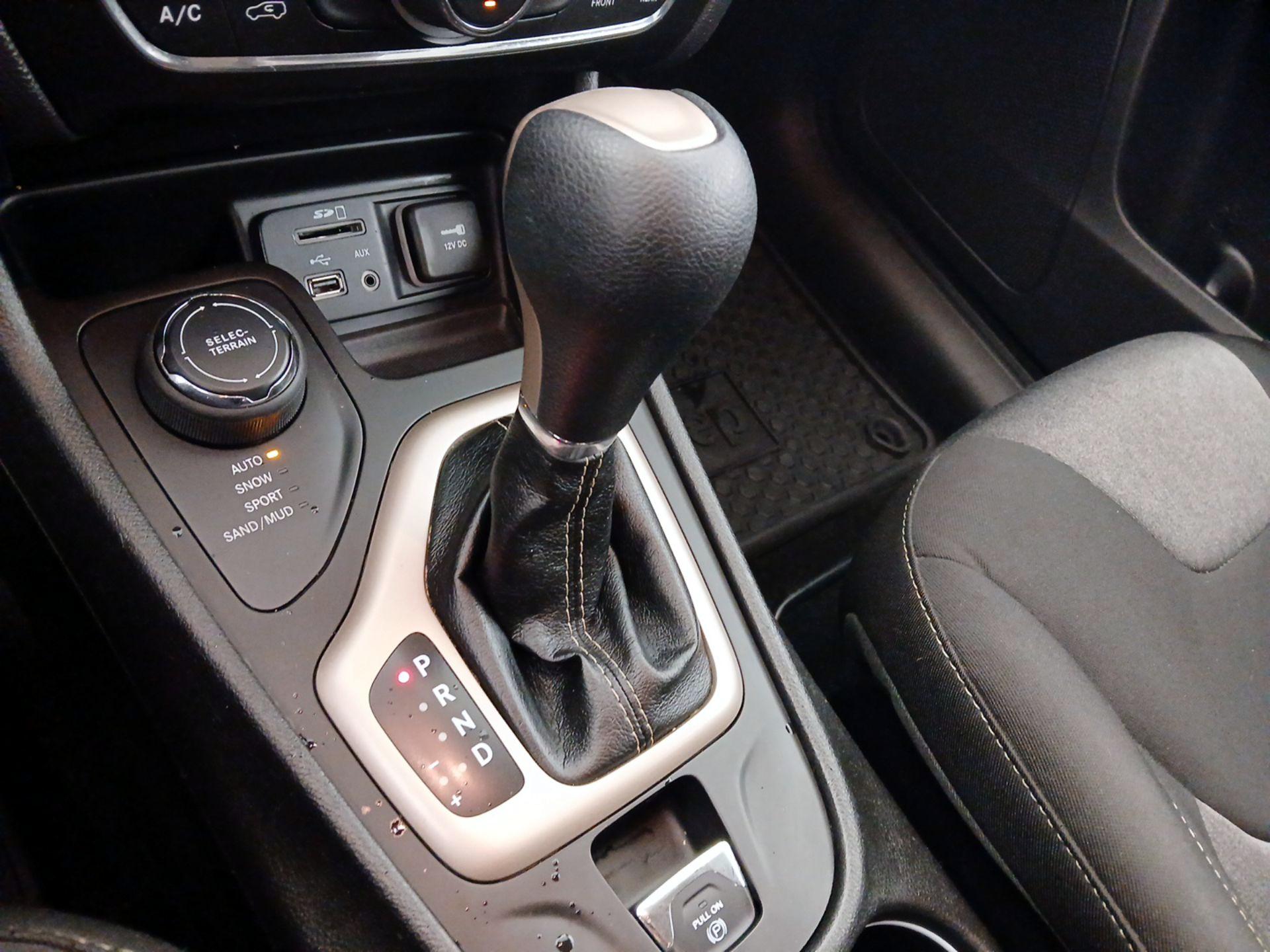 Thumbnail: 2014 Jeep Cherokee - 17