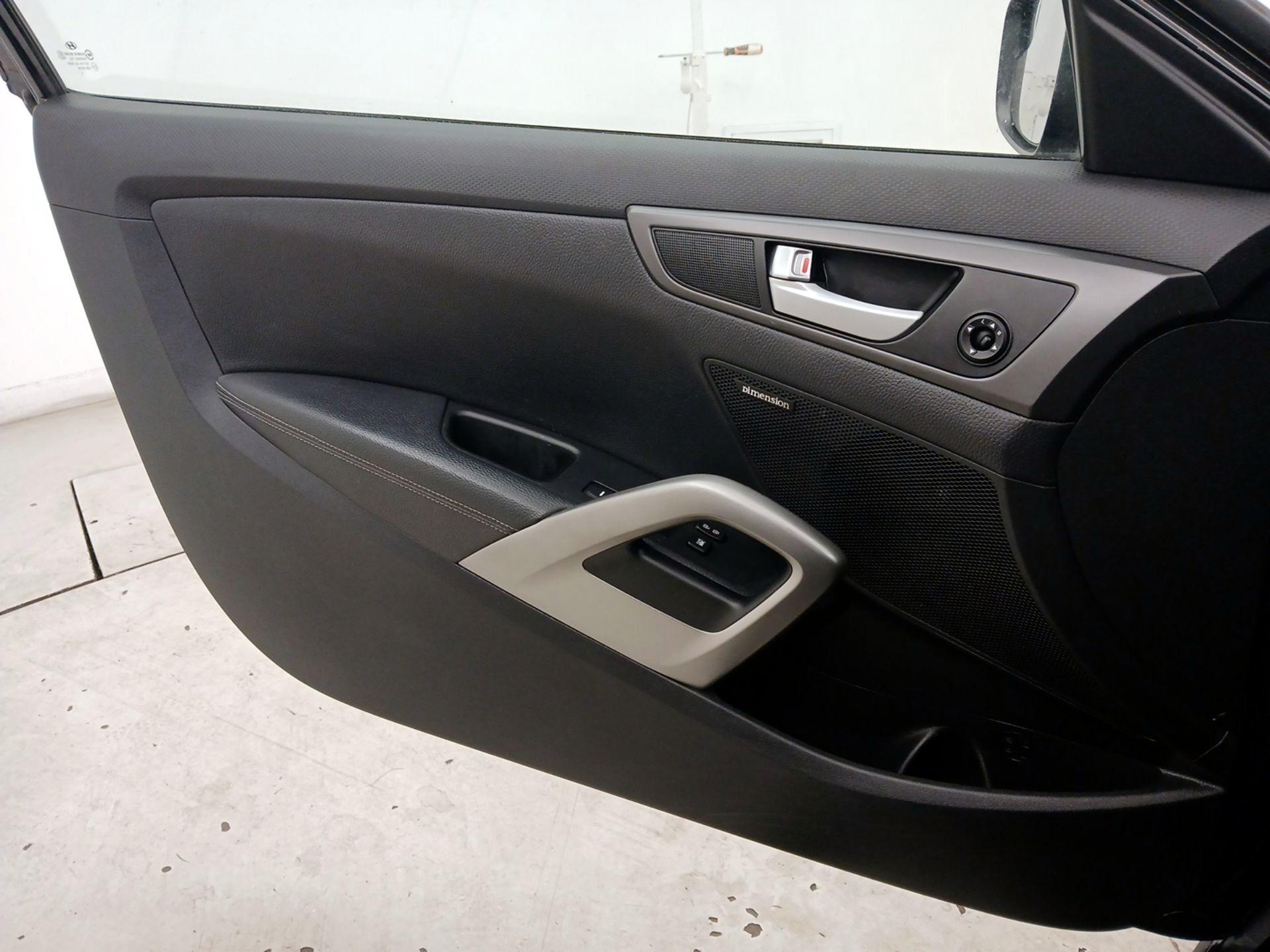 Thumbnail: 2015 Hyundai Veloster - 12