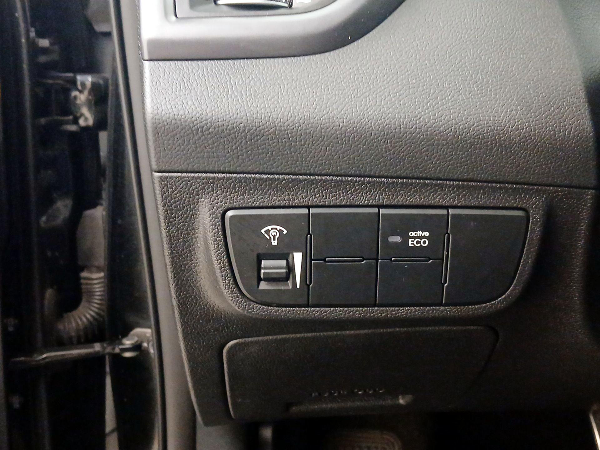 Thumbnail: 2015 Hyundai Veloster - 13