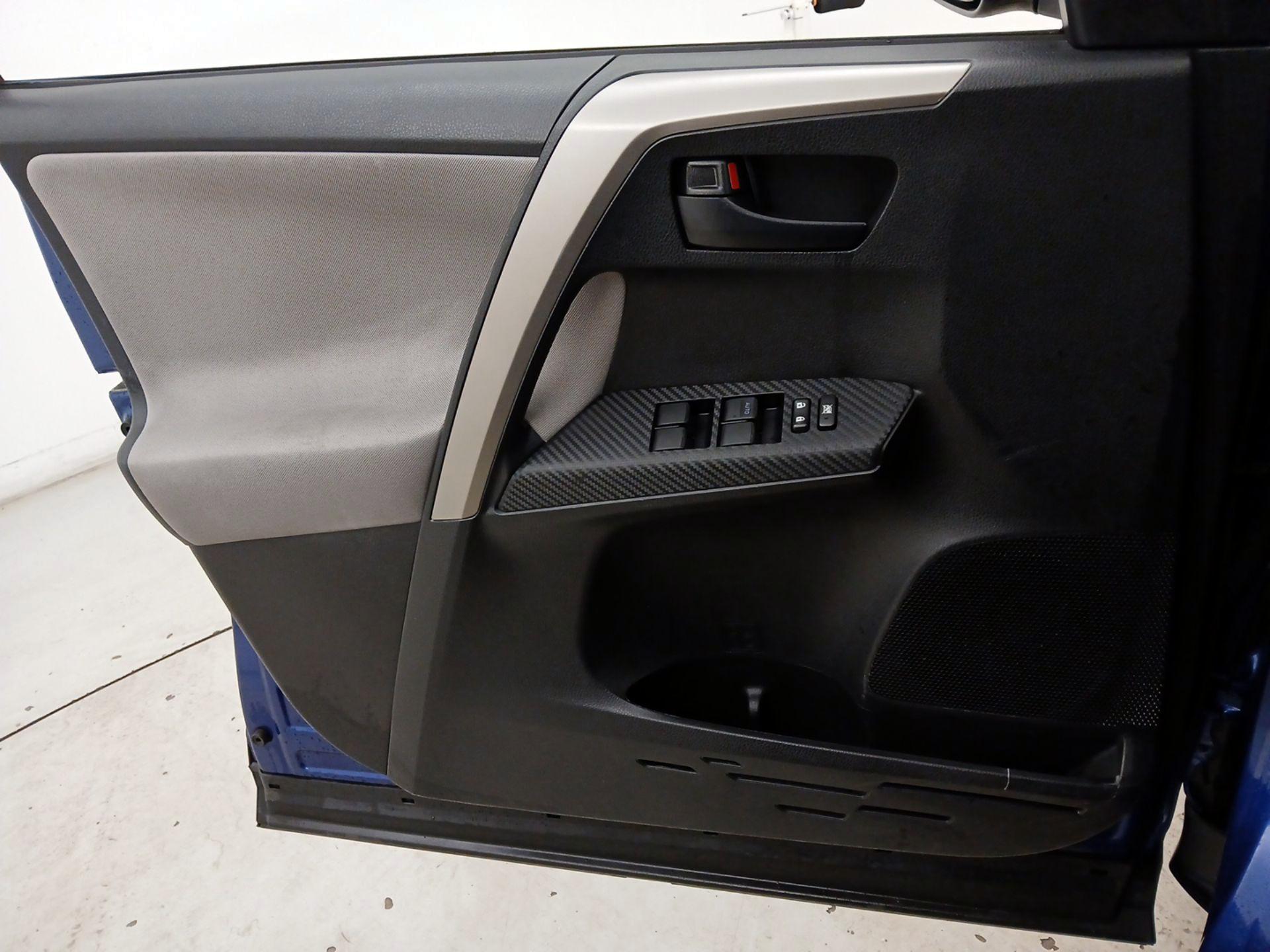 Thumbnail: 2014 Toyota RAV4 - 12