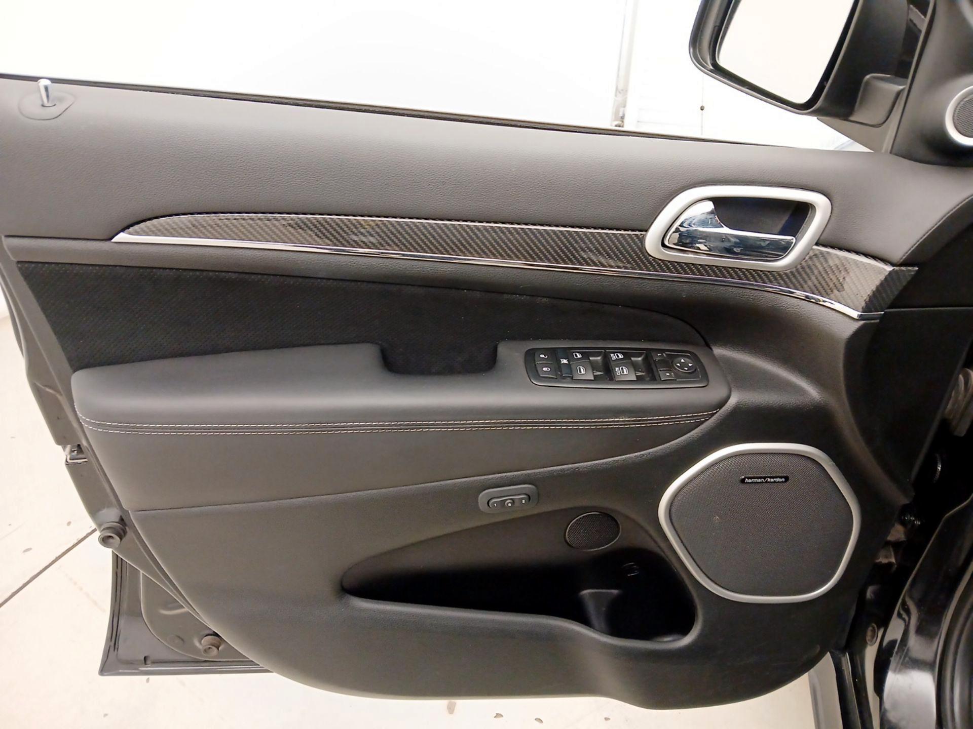 Thumbnail: 2015 Jeep Grand Cherokee - 12