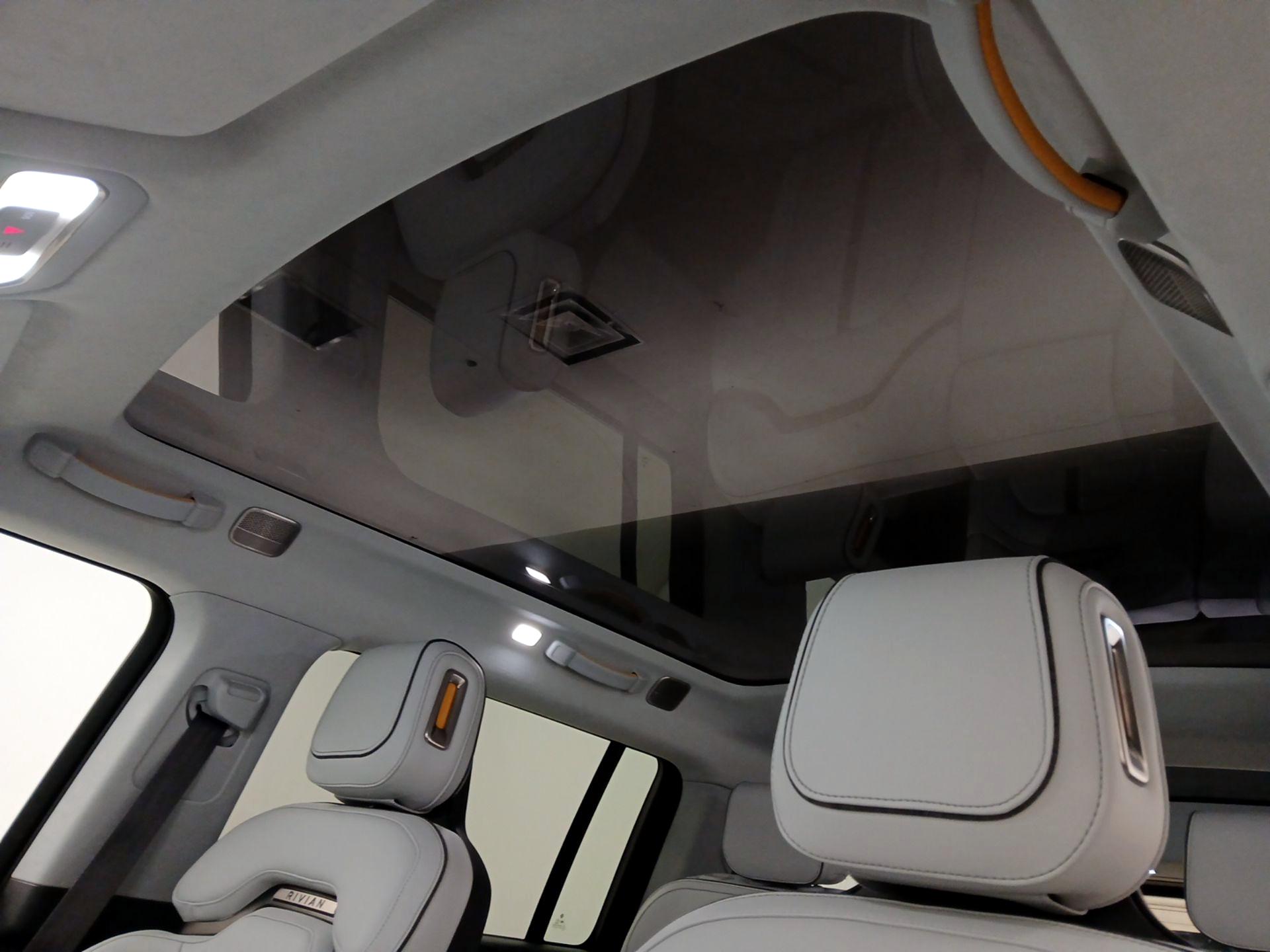 Thumbnail: 2024 Rivian R1S - 19