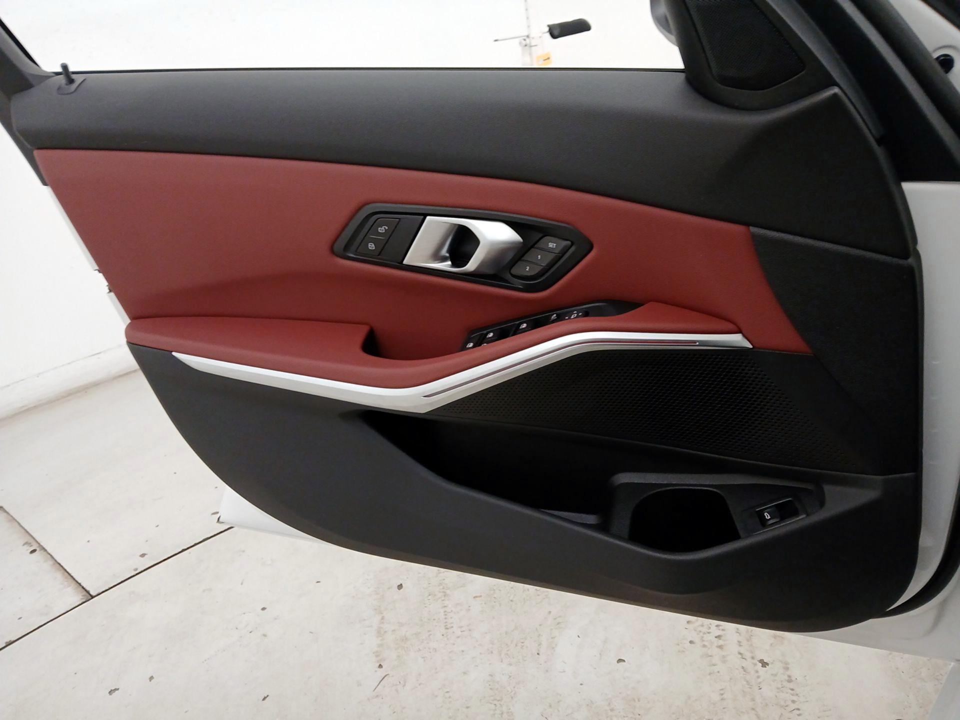 Thumbnail: 2025 BMW 3 Series - 12