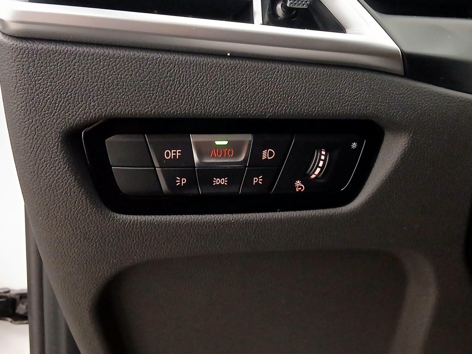 2025 BMW 3 Series 330i - Photo 14