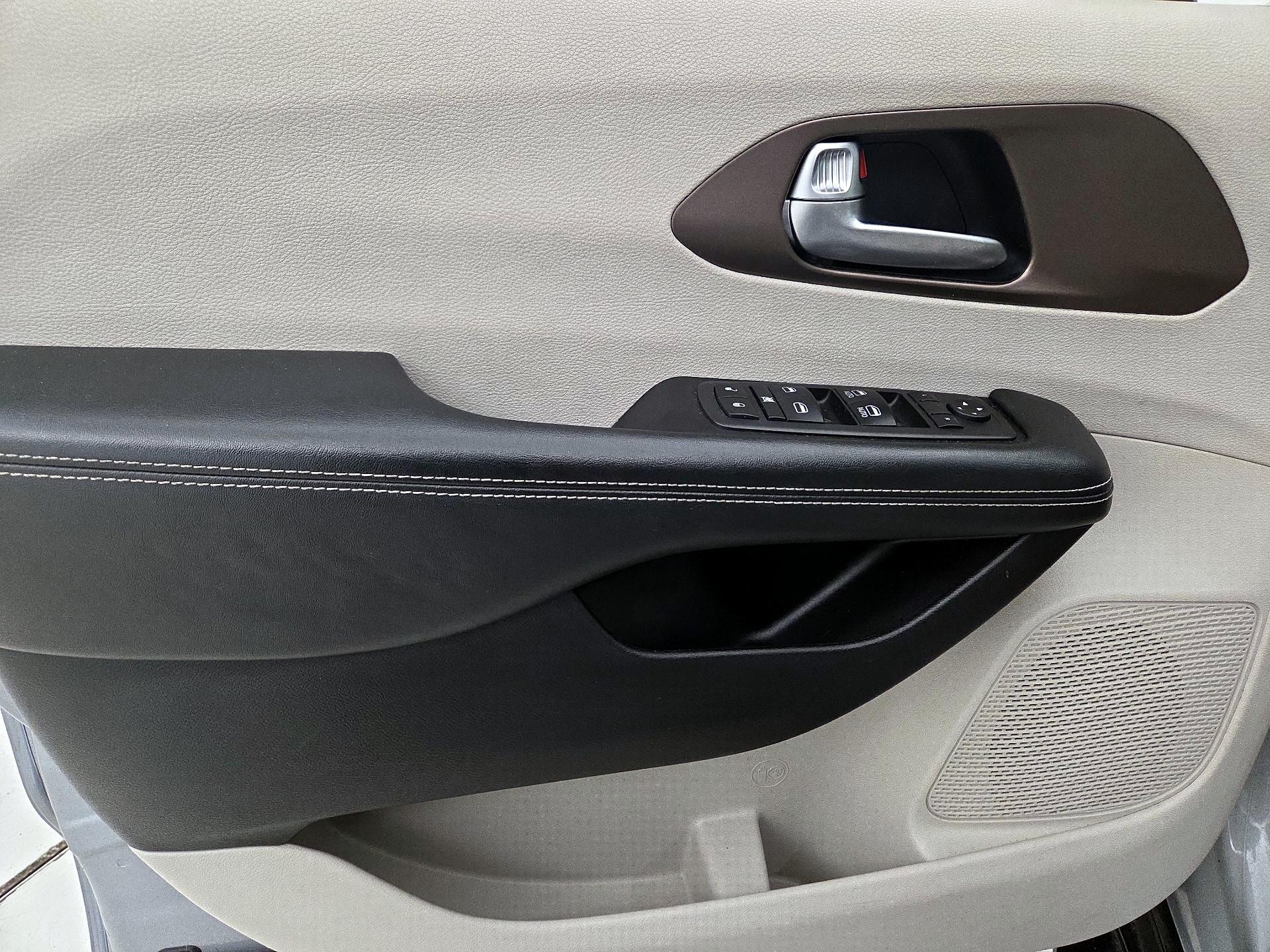 Thumbnail: 2021 Chrysler Voyager - 12