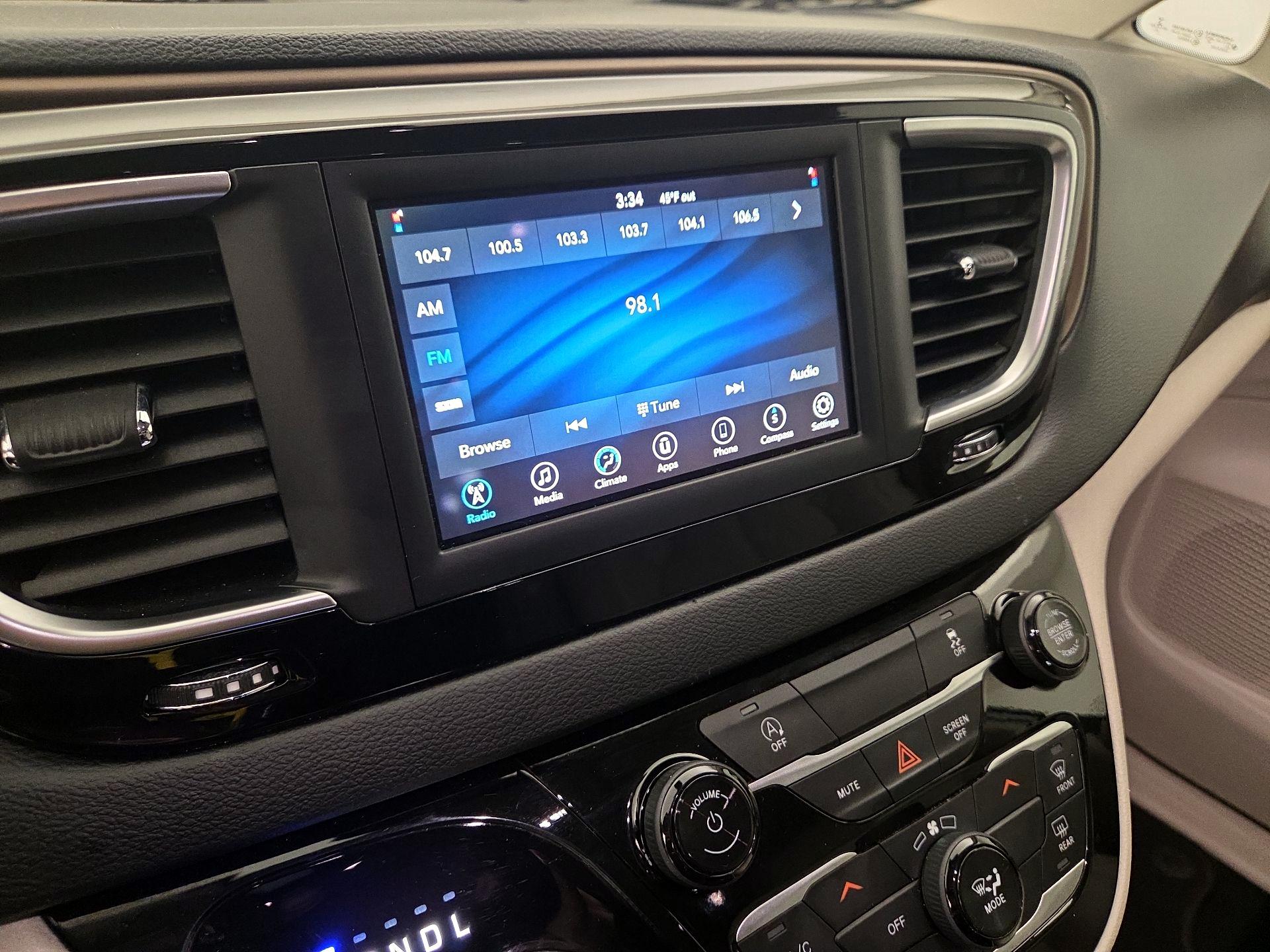 Thumbnail: 2021 Chrysler Voyager - 15