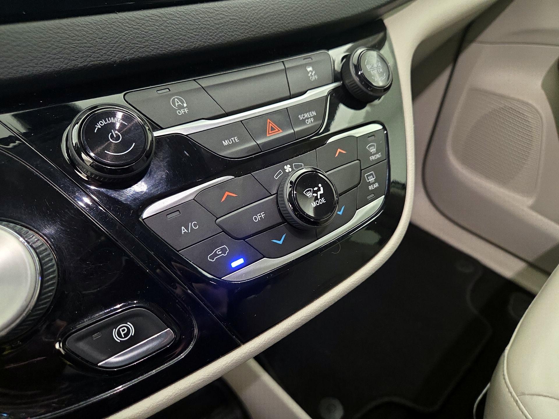 Thumbnail: 2021 Chrysler Voyager - 16