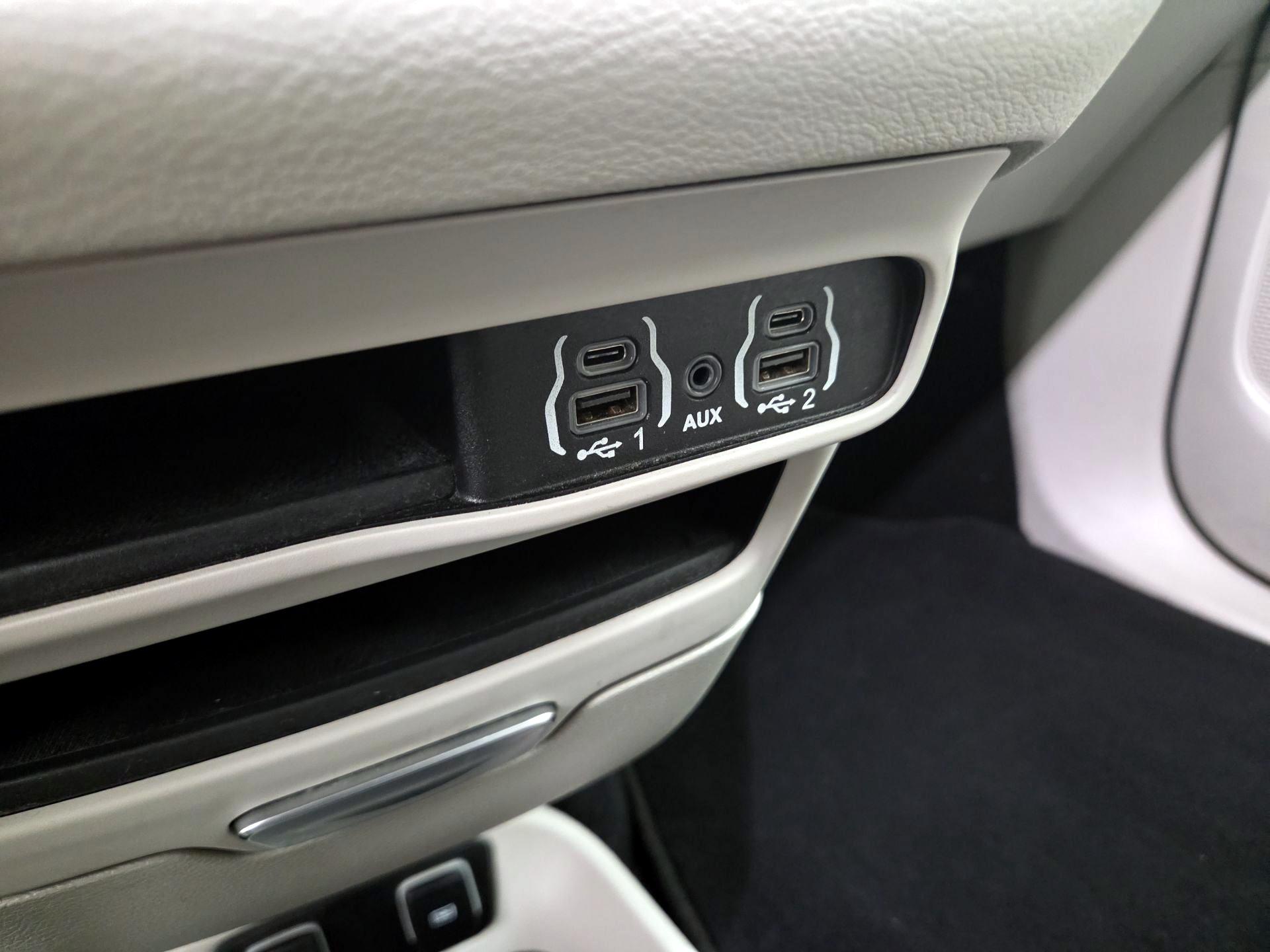 Thumbnail: 2021 Chrysler Voyager - 18