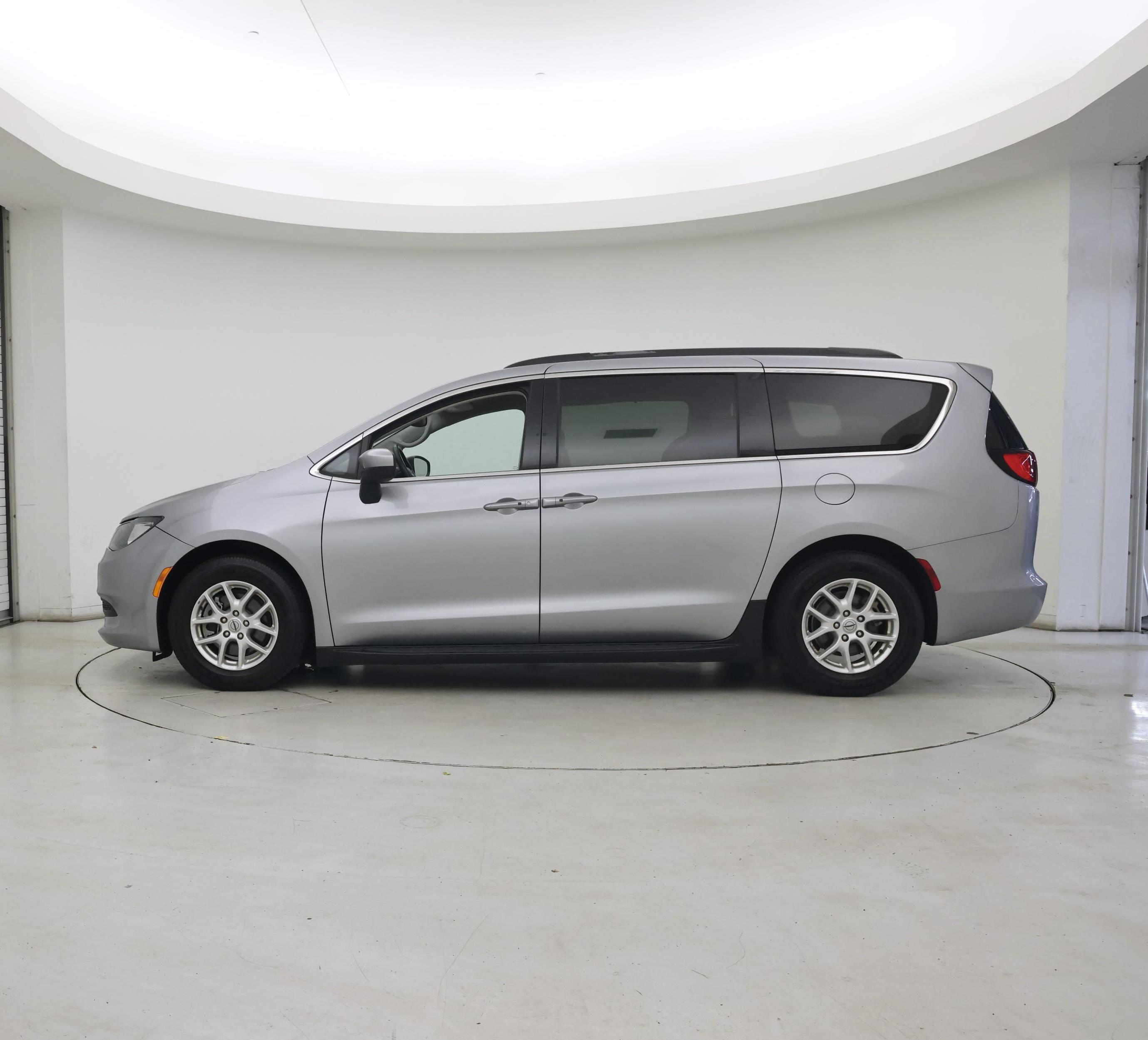 Thumbnail: 2021 Chrysler Voyager - 3