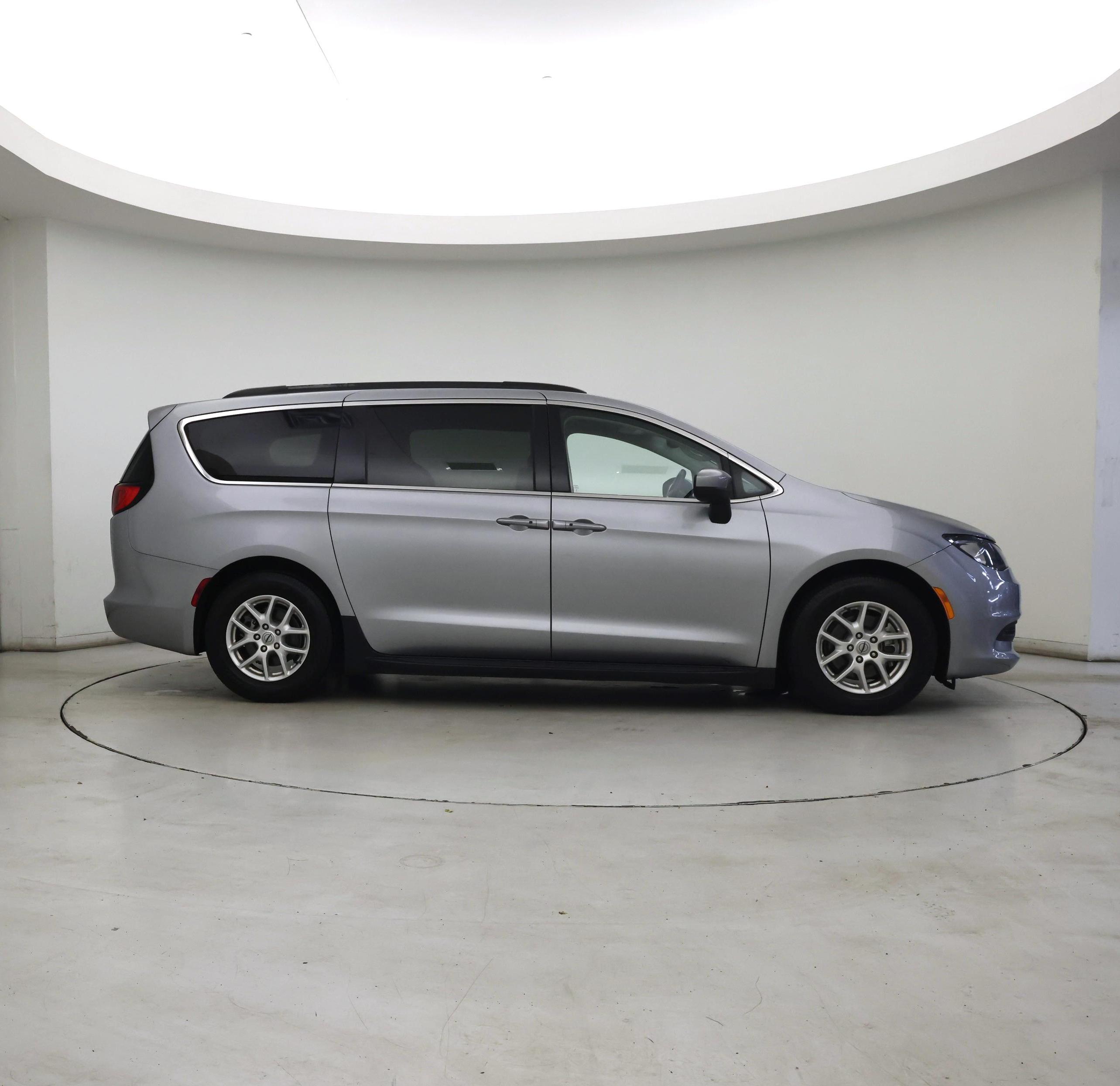 Thumbnail: 2021 Chrysler Voyager - 7