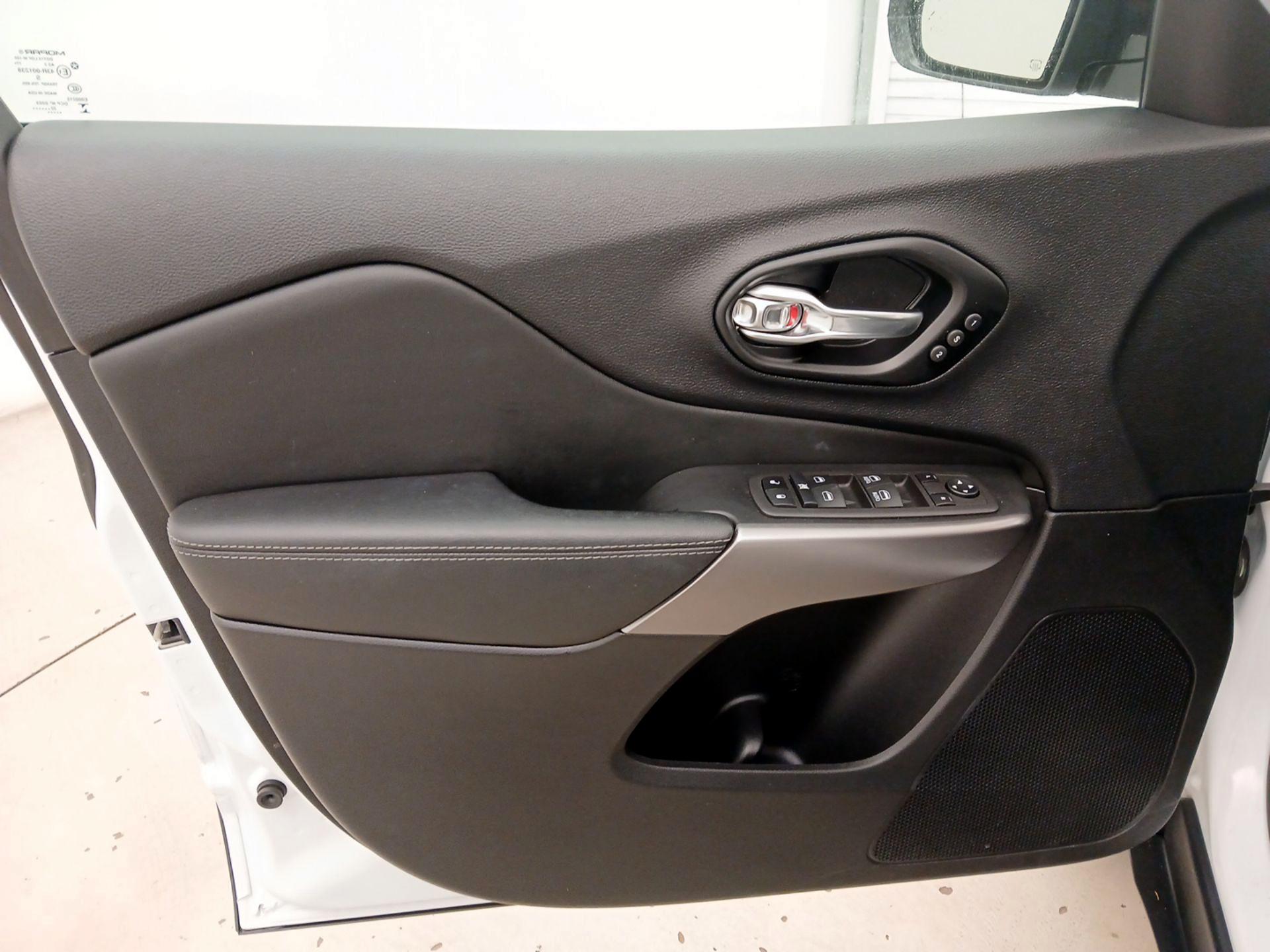 Thumbnail: 2022 Jeep Cherokee - 12