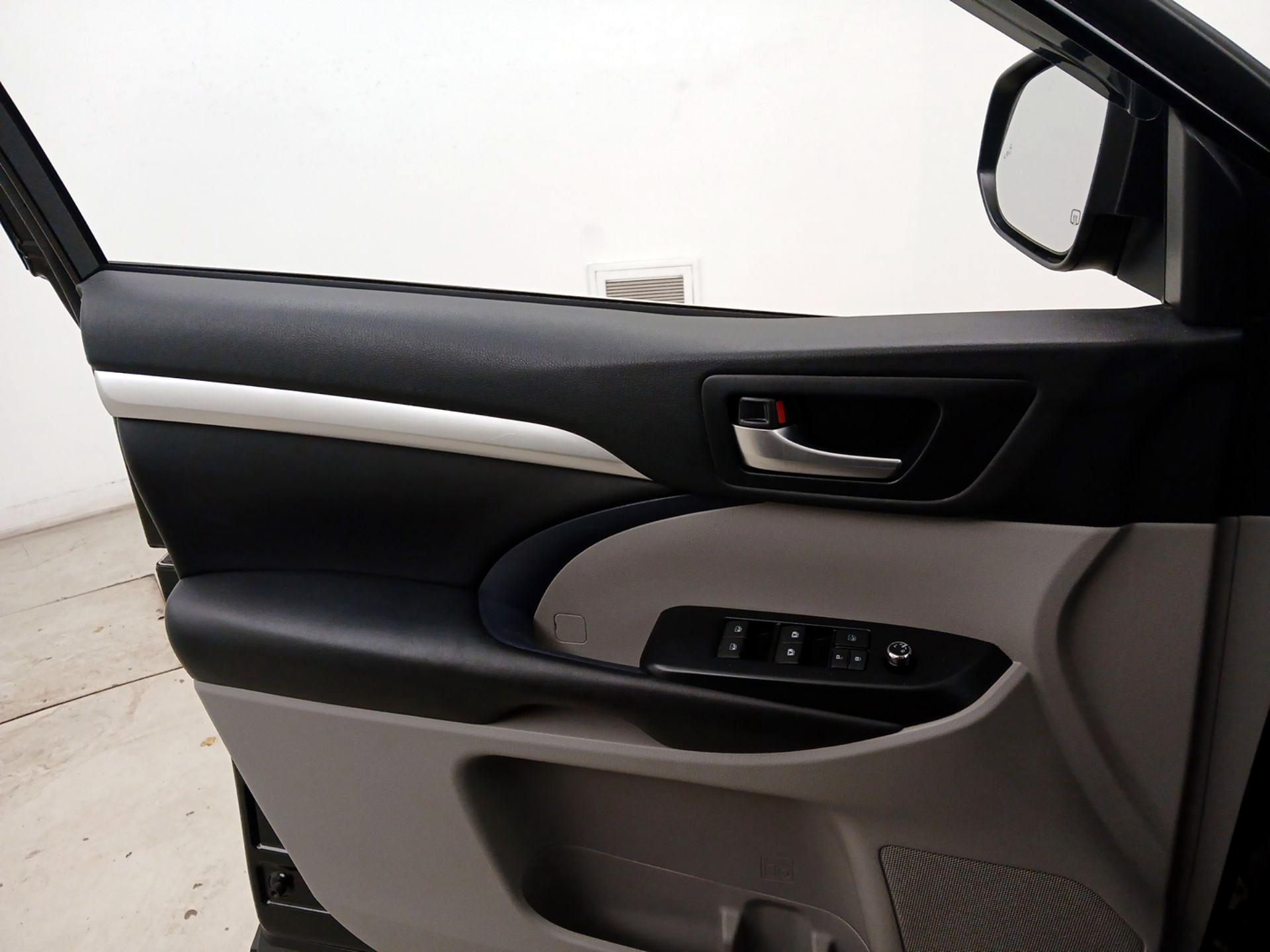 Thumbnail: 2018 Toyota Highlander - 12