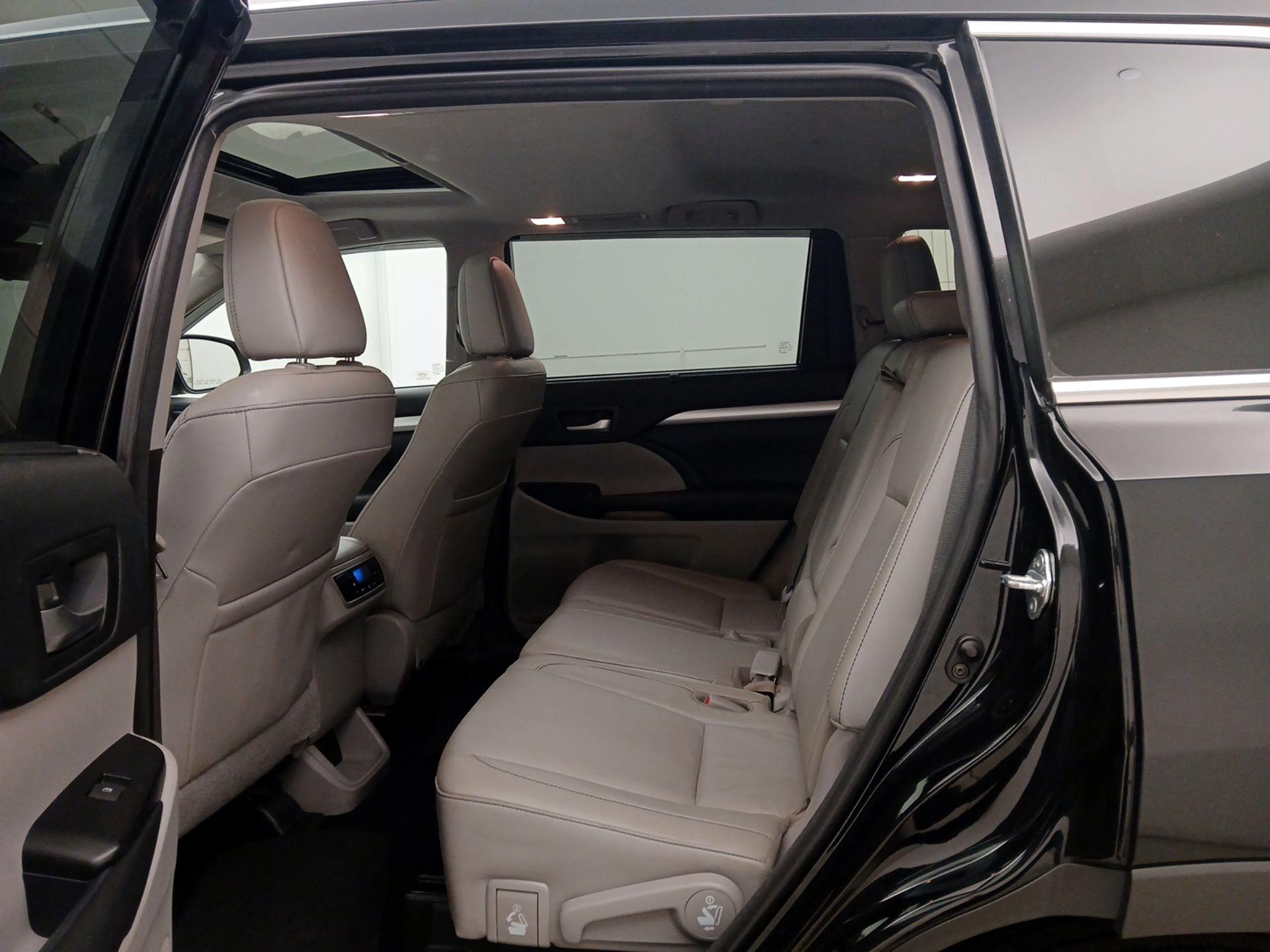 Thumbnail: 2018 Toyota Highlander - 20