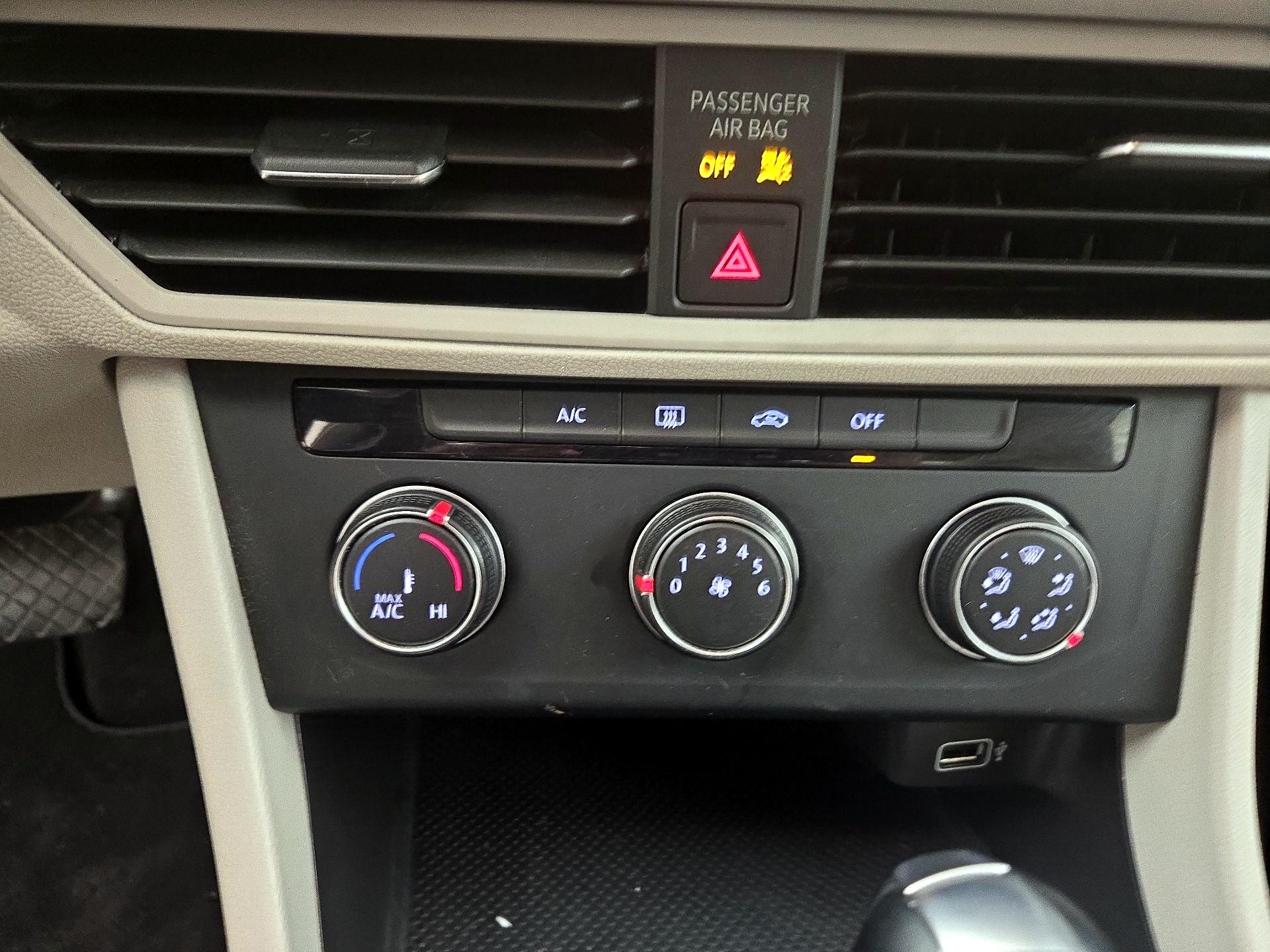 Thumbnail: 2019 Volkswagen Jetta - 16