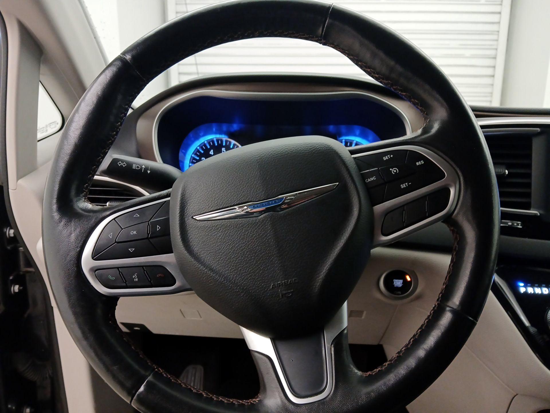 Thumbnail: 2019 Chrysler Pacifica - 10