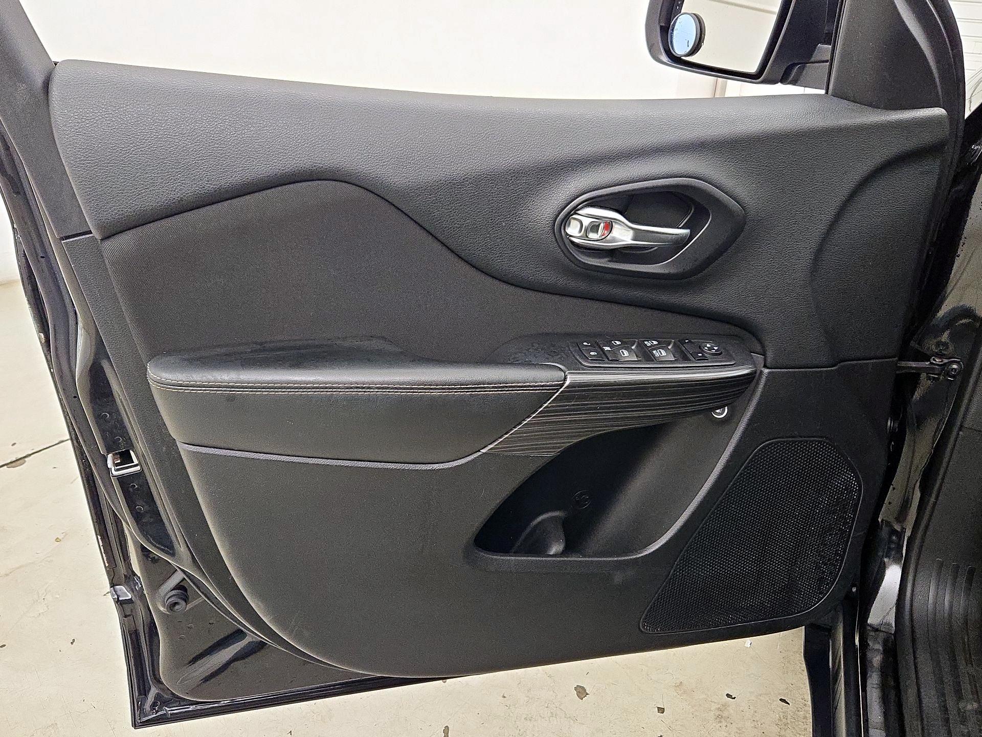 Thumbnail: 2015 Jeep Cherokee - 12