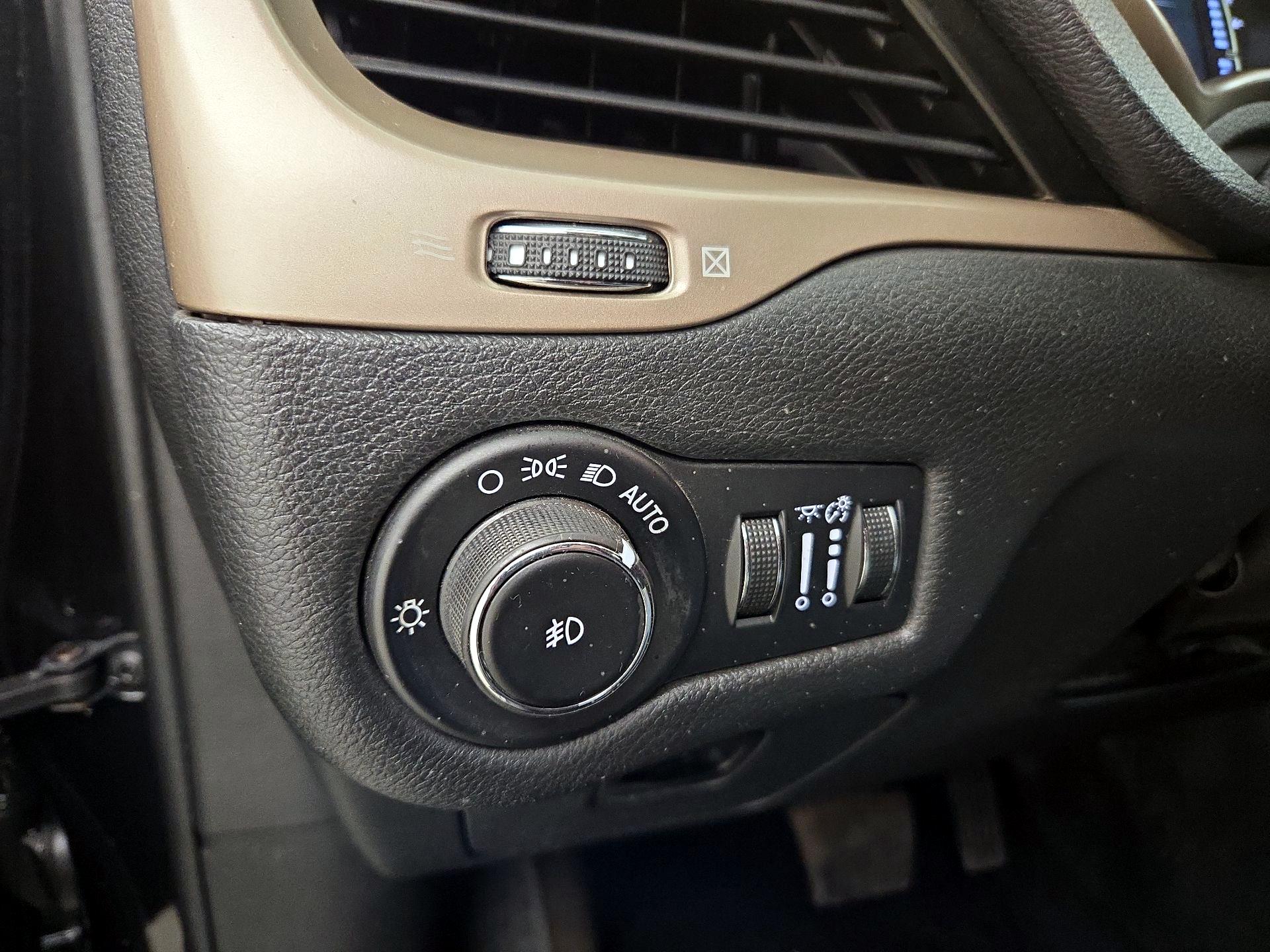 Thumbnail: 2015 Jeep Cherokee - 13