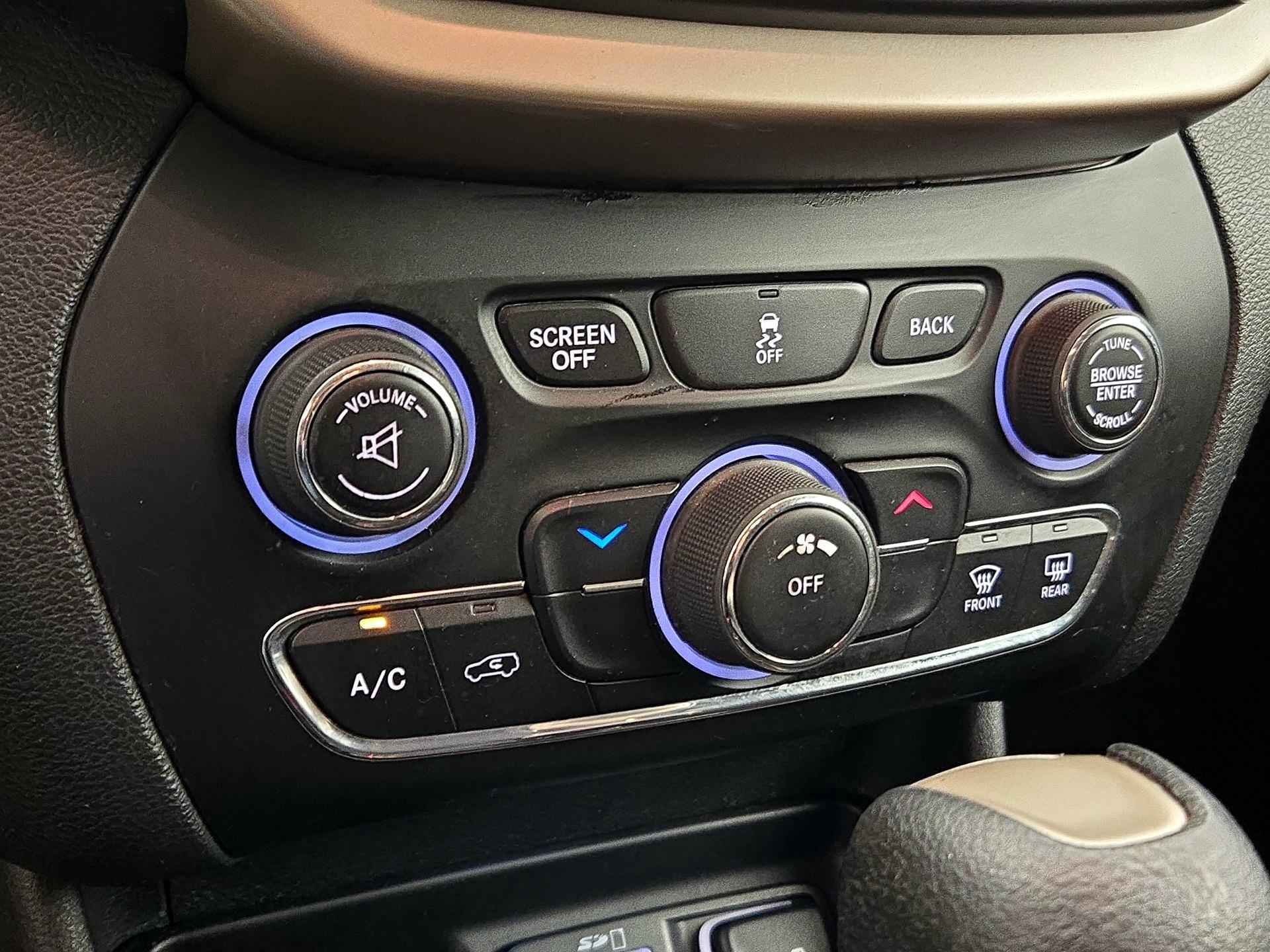 Thumbnail: 2015 Jeep Cherokee - 16