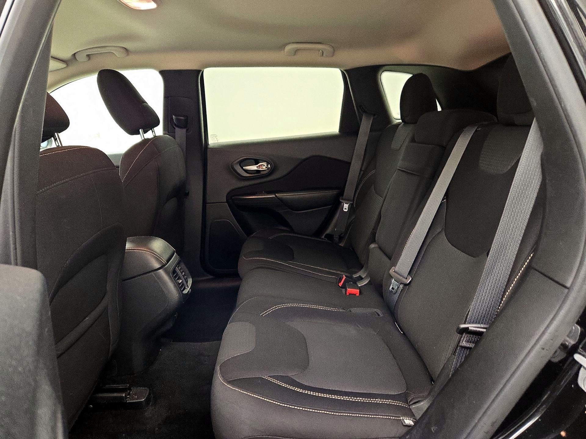 Thumbnail: 2015 Jeep Cherokee - 19