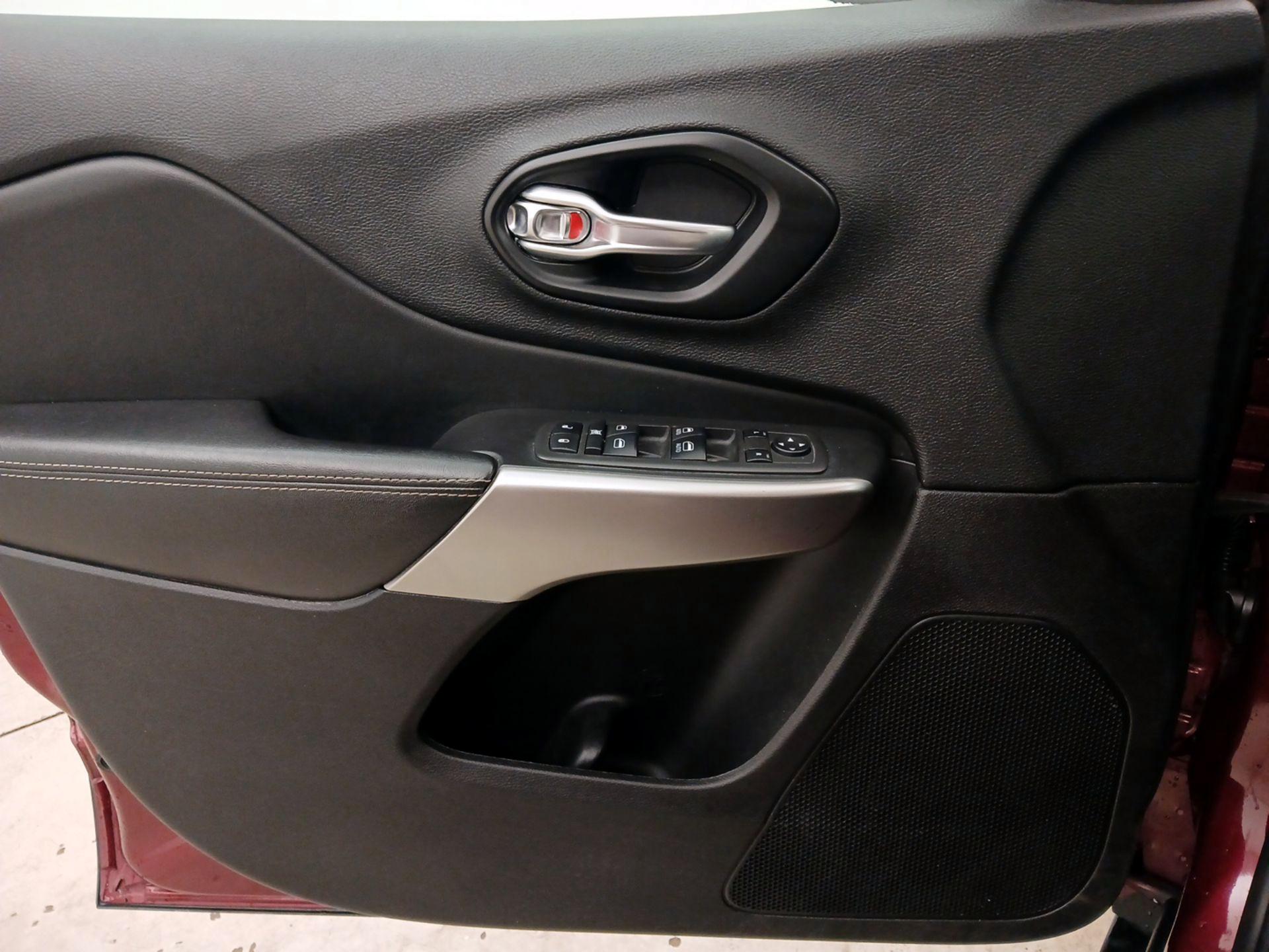 Thumbnail: 2021 Jeep Cherokee - 12