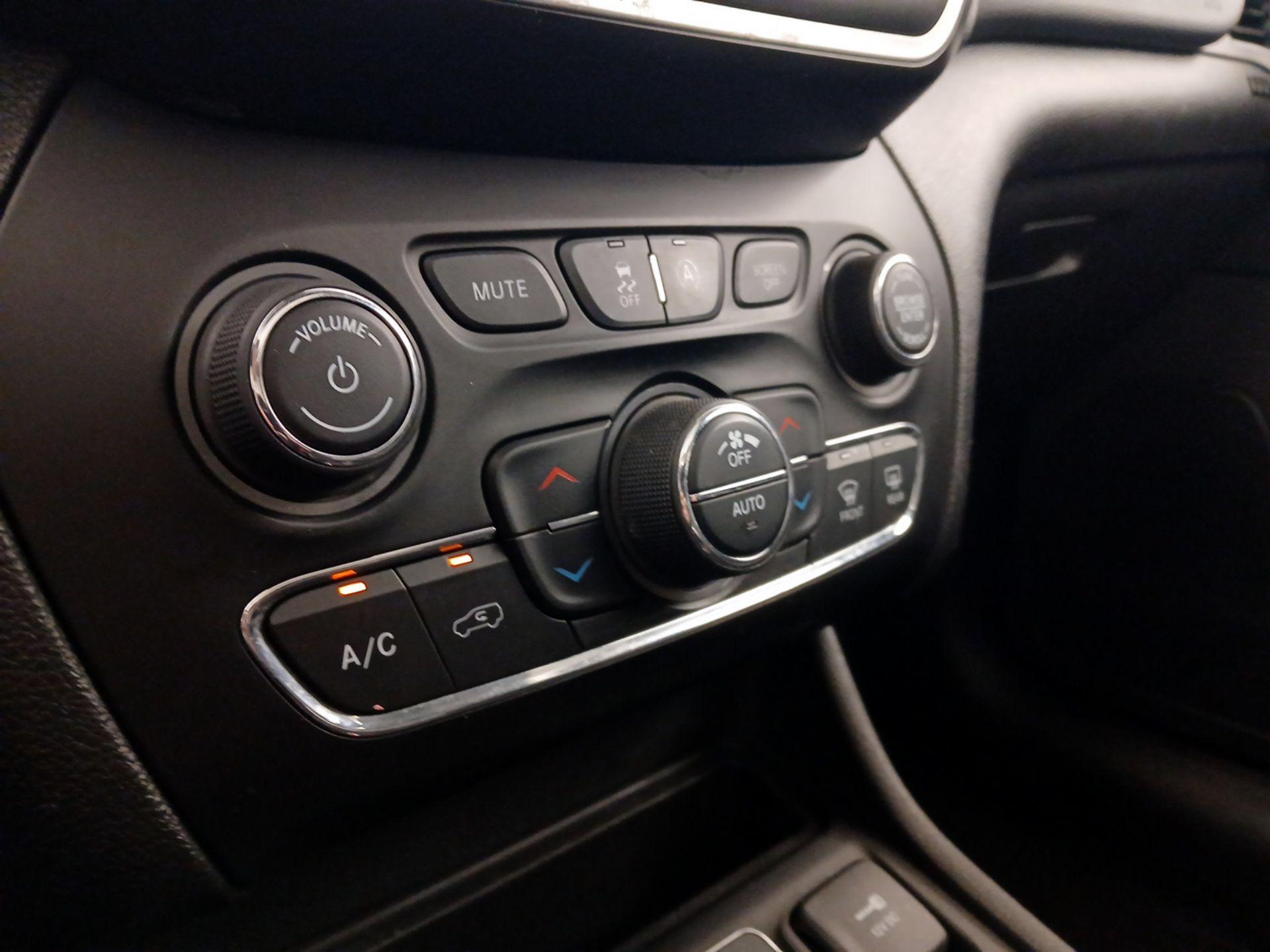 Thumbnail: 2021 Jeep Cherokee - 16