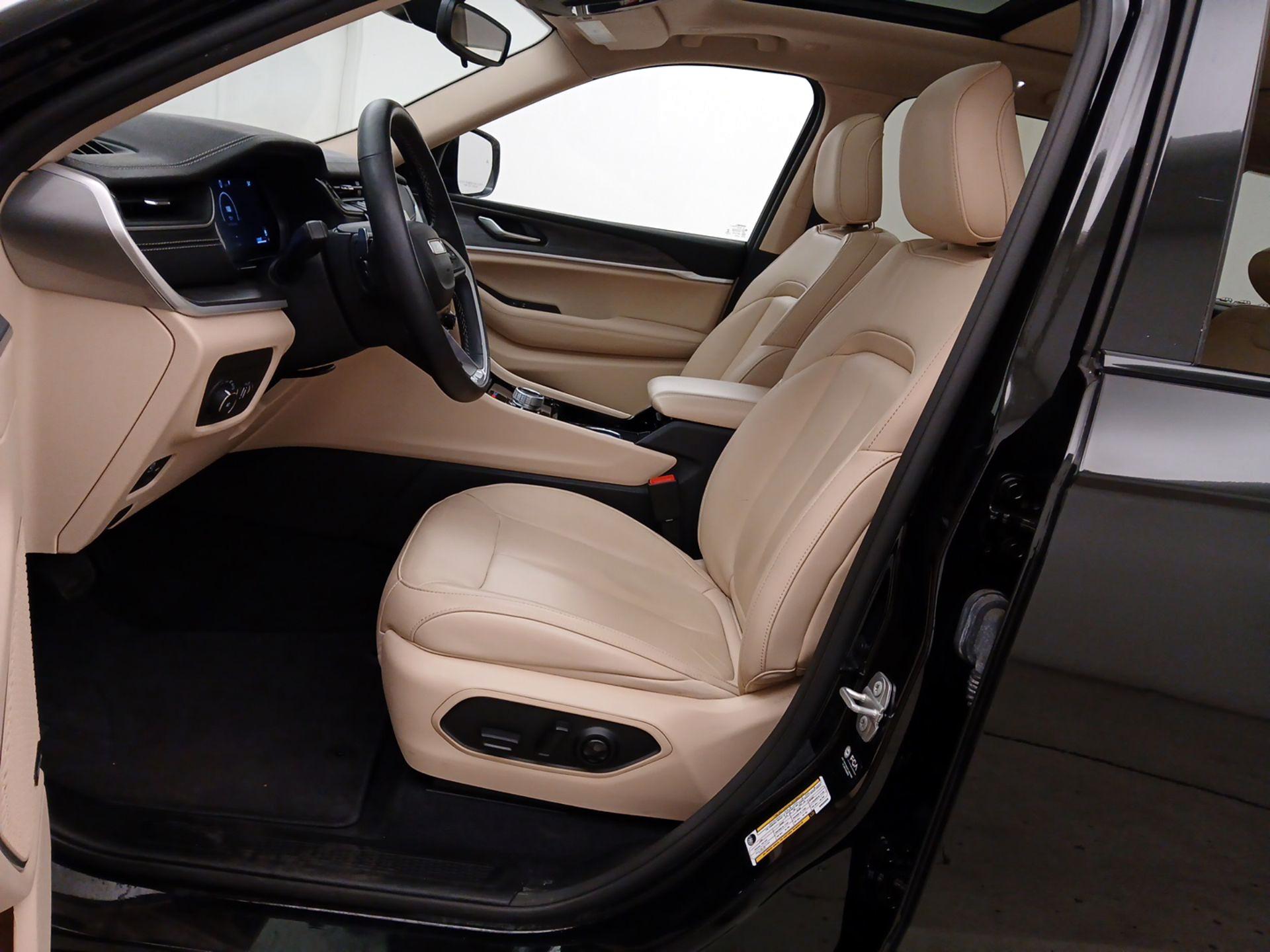 Thumbnail: 2022 Jeep Grand Cherokee - 11