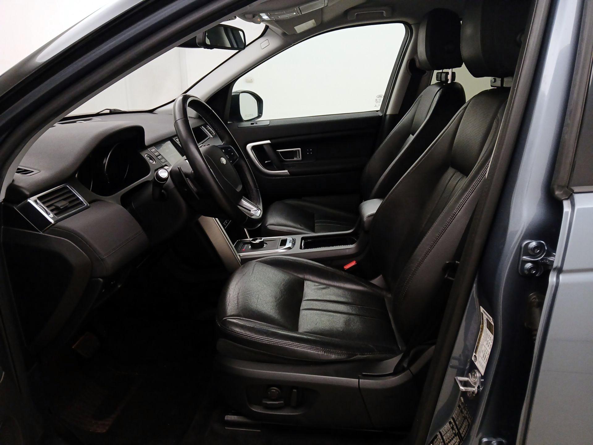 Thumbnail: 2019 Land Rover Discovery Sport - 11