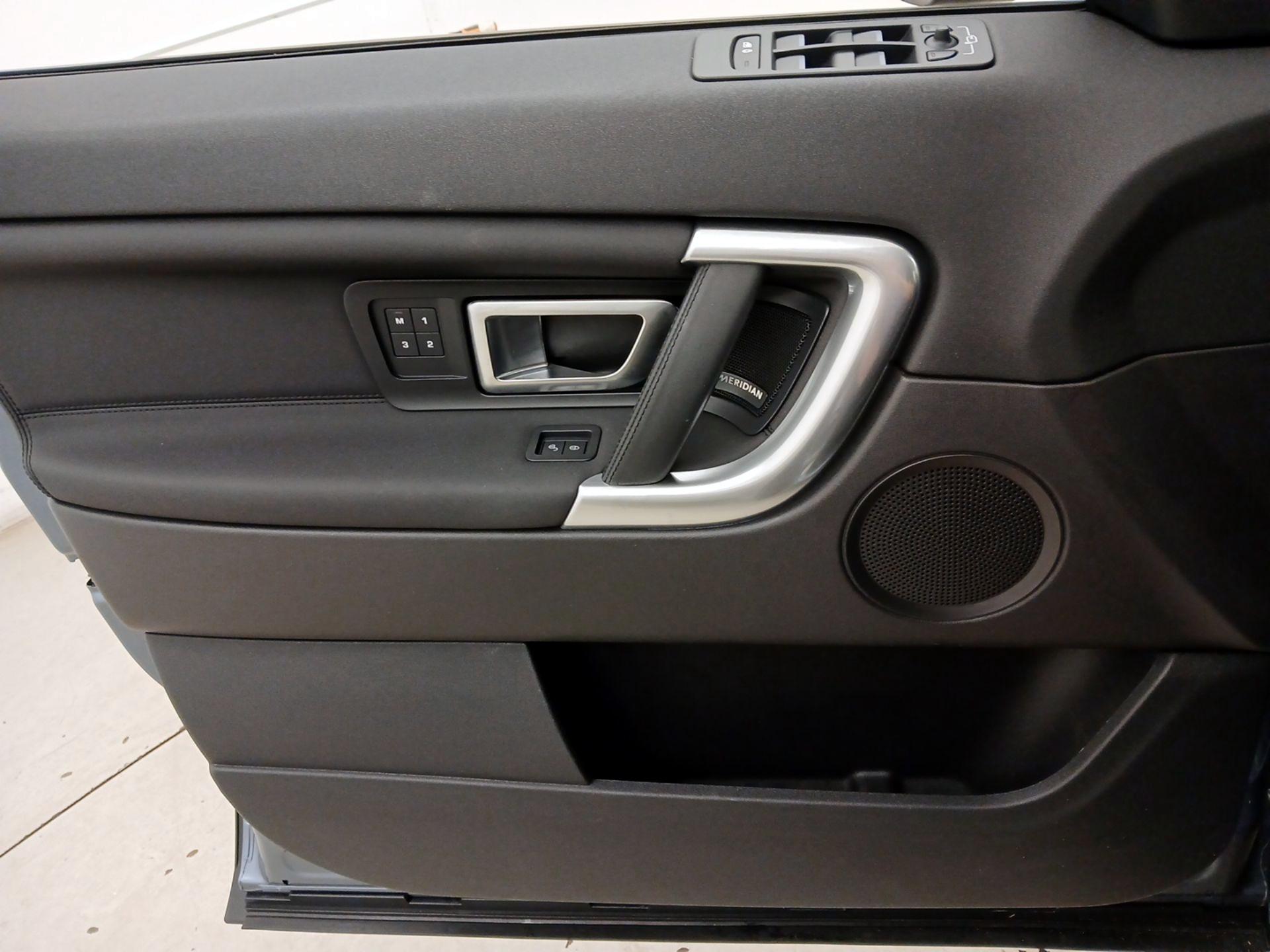 Thumbnail: 2019 Land Rover Discovery Sport - 12