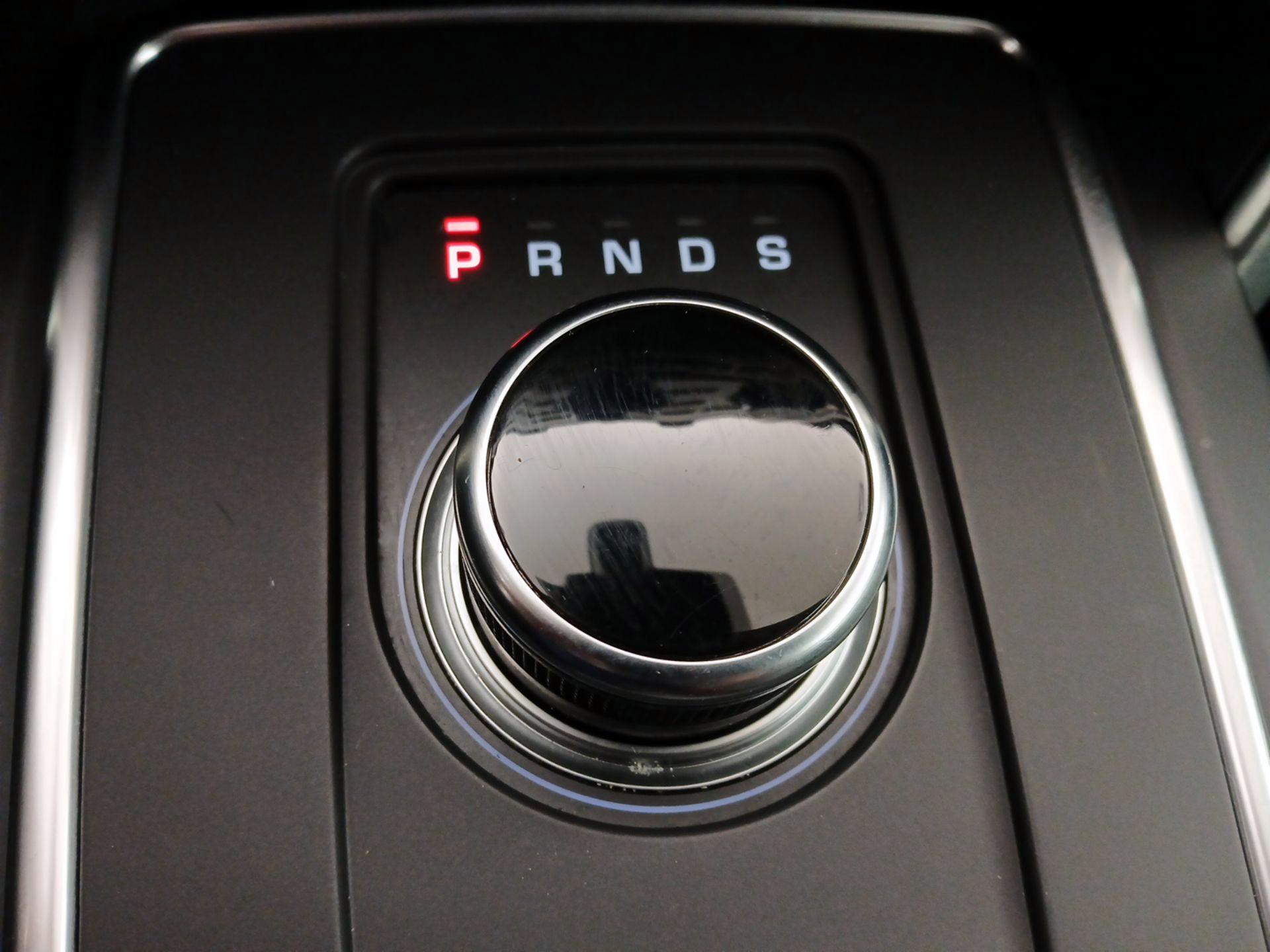 Thumbnail: 2019 Land Rover Discovery Sport - 17