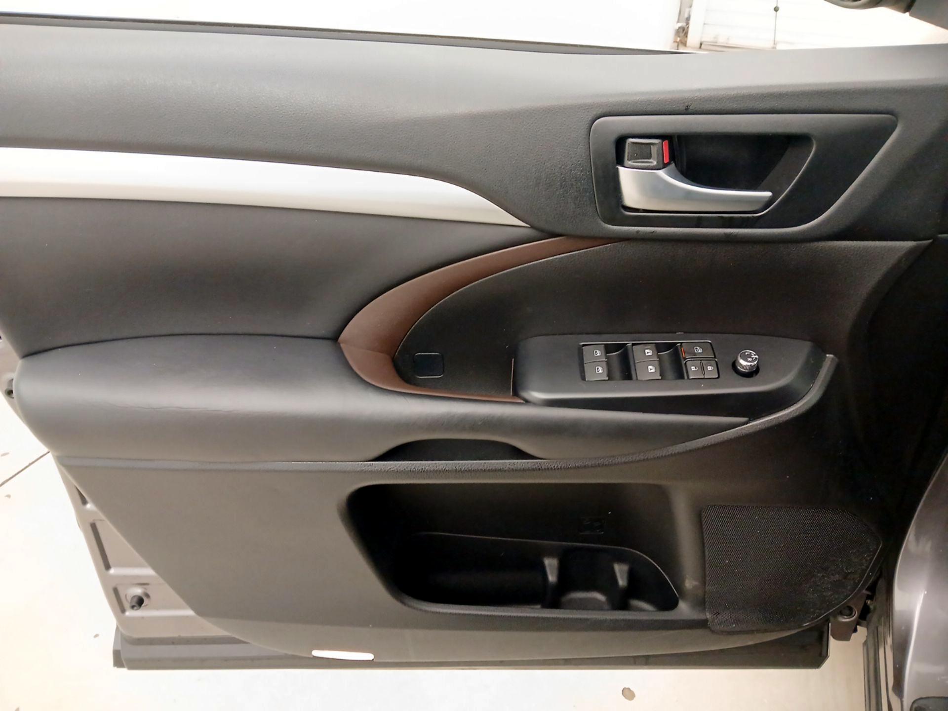 Thumbnail: 2018 Toyota Highlander - 12