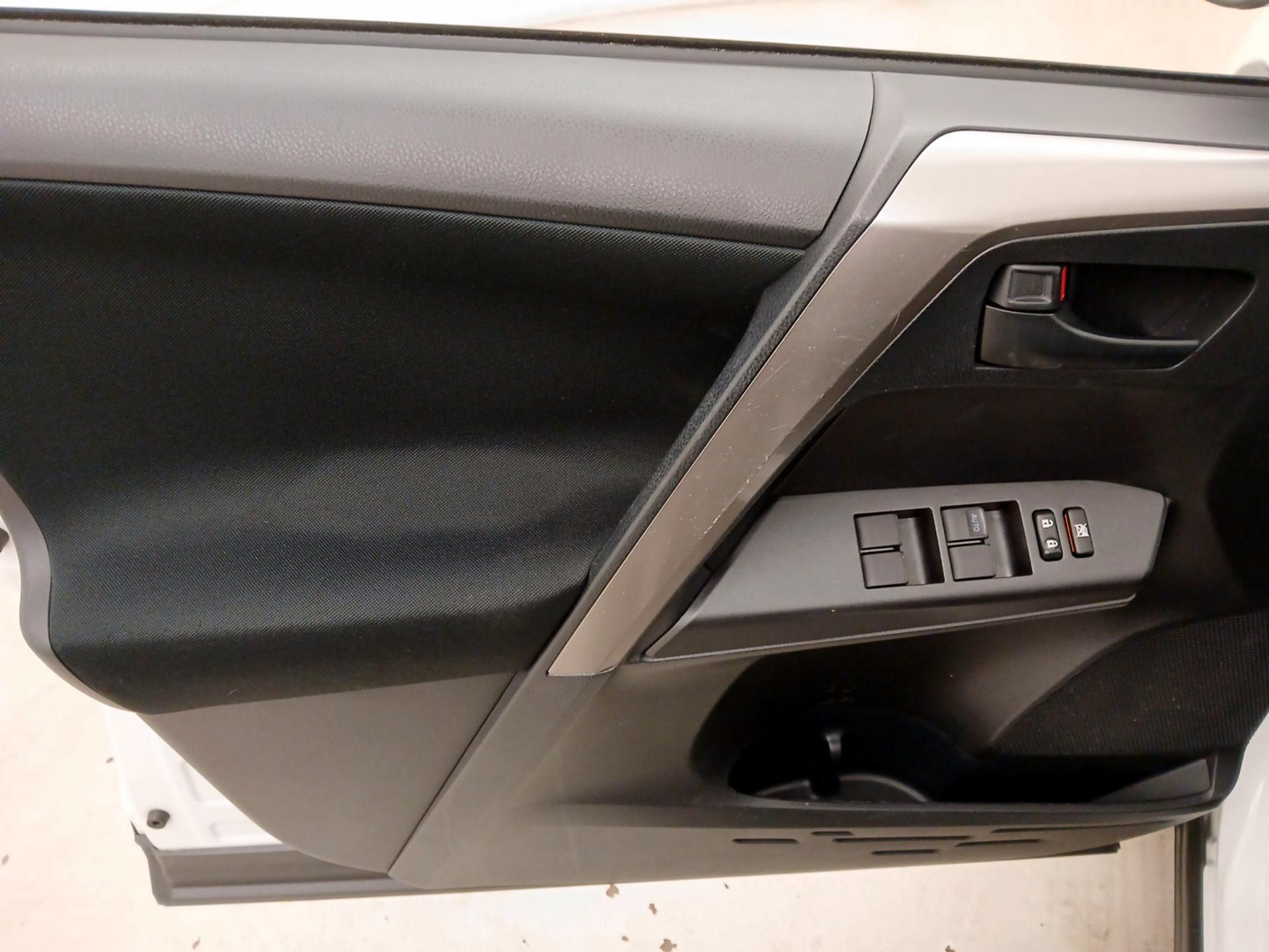 Thumbnail: 2018 Toyota RAV4 - 12