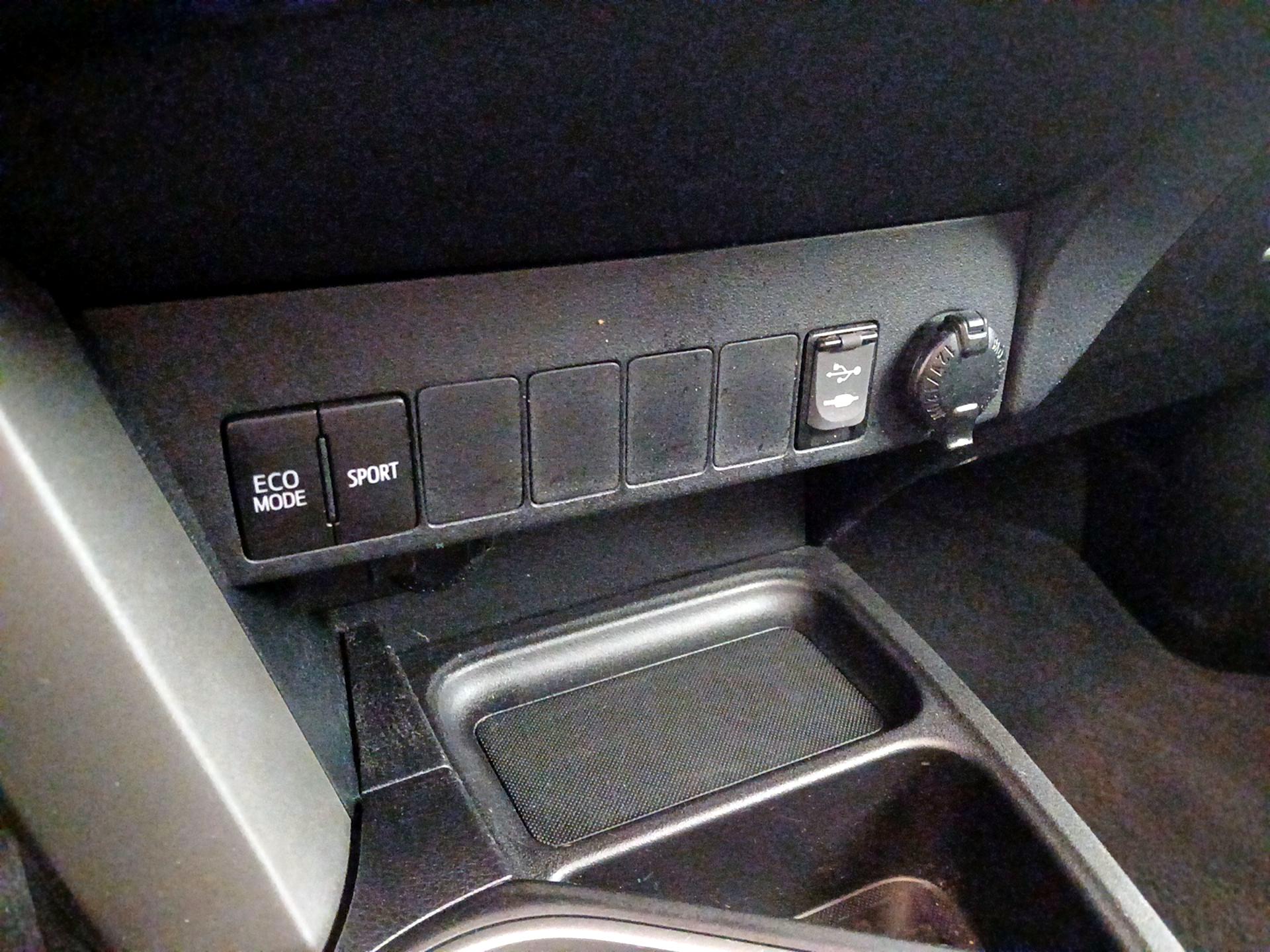 Thumbnail: 2017 Toyota RAV4 - 19