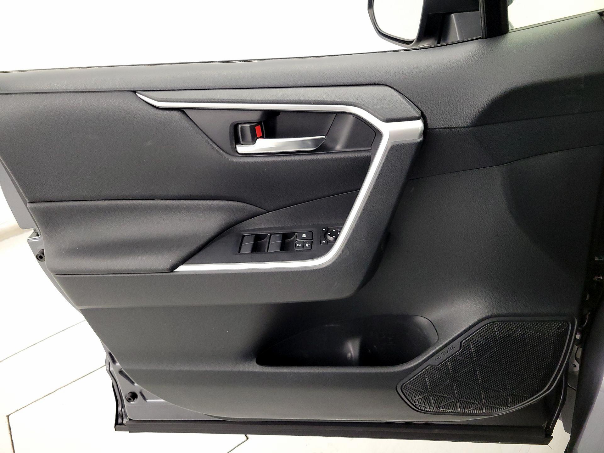 Thumbnail: 2020 Toyota RAV4 - 12