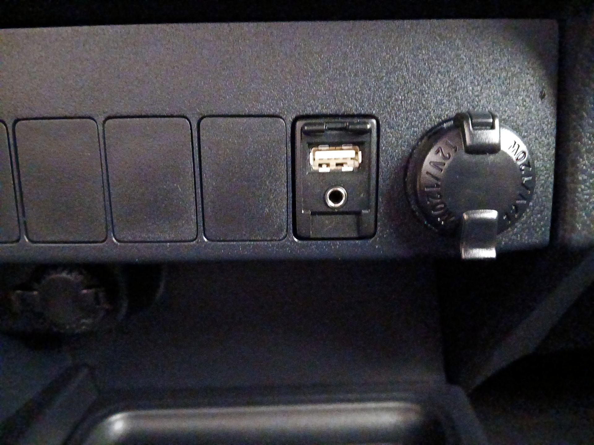 Thumbnail: 2015 Toyota RAV4 - 18