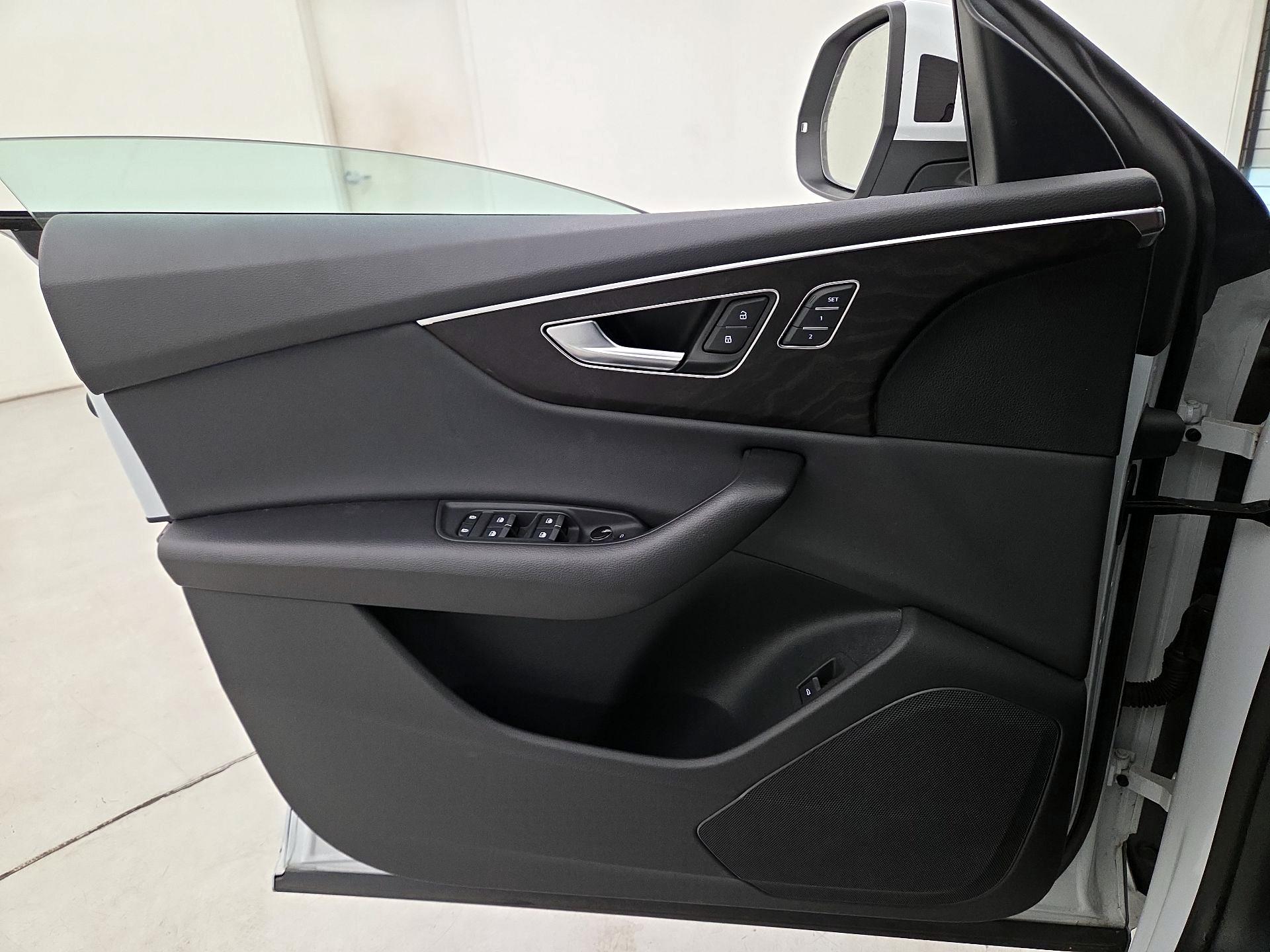 Thumbnail: 2023 Audi Q8 - 12