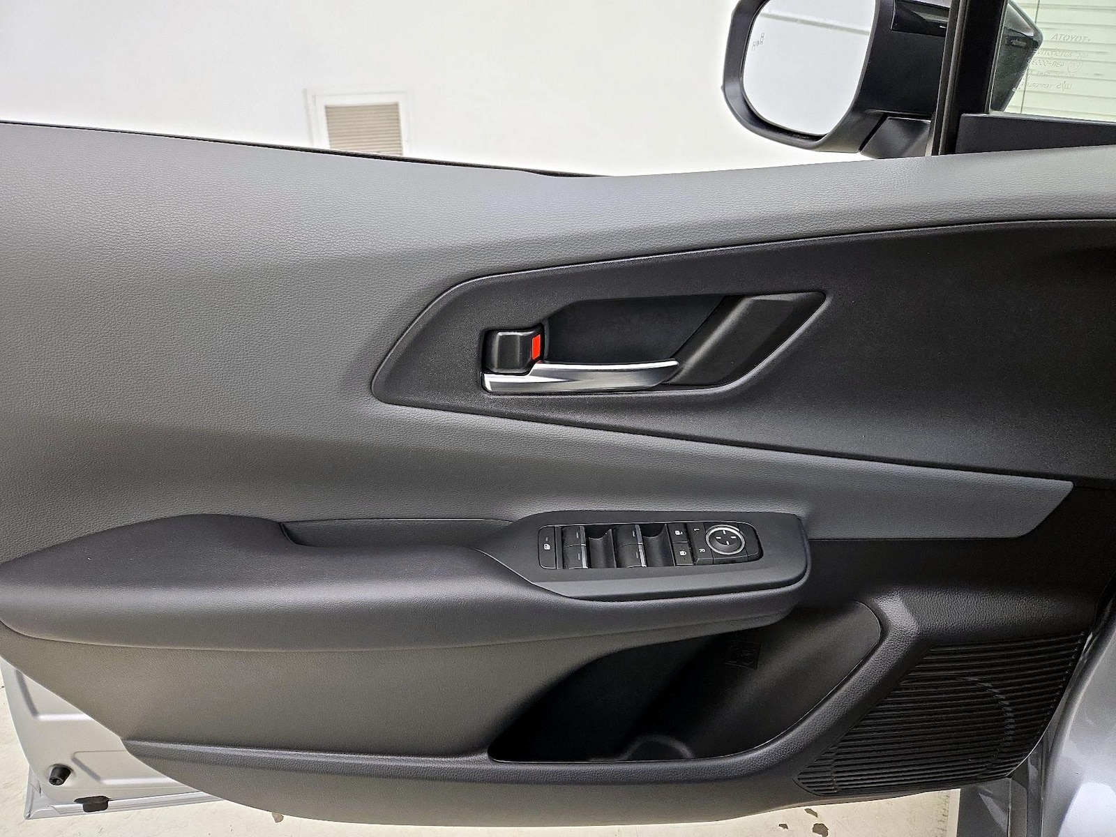 2026 Toyota Prius XLE - Photo 13