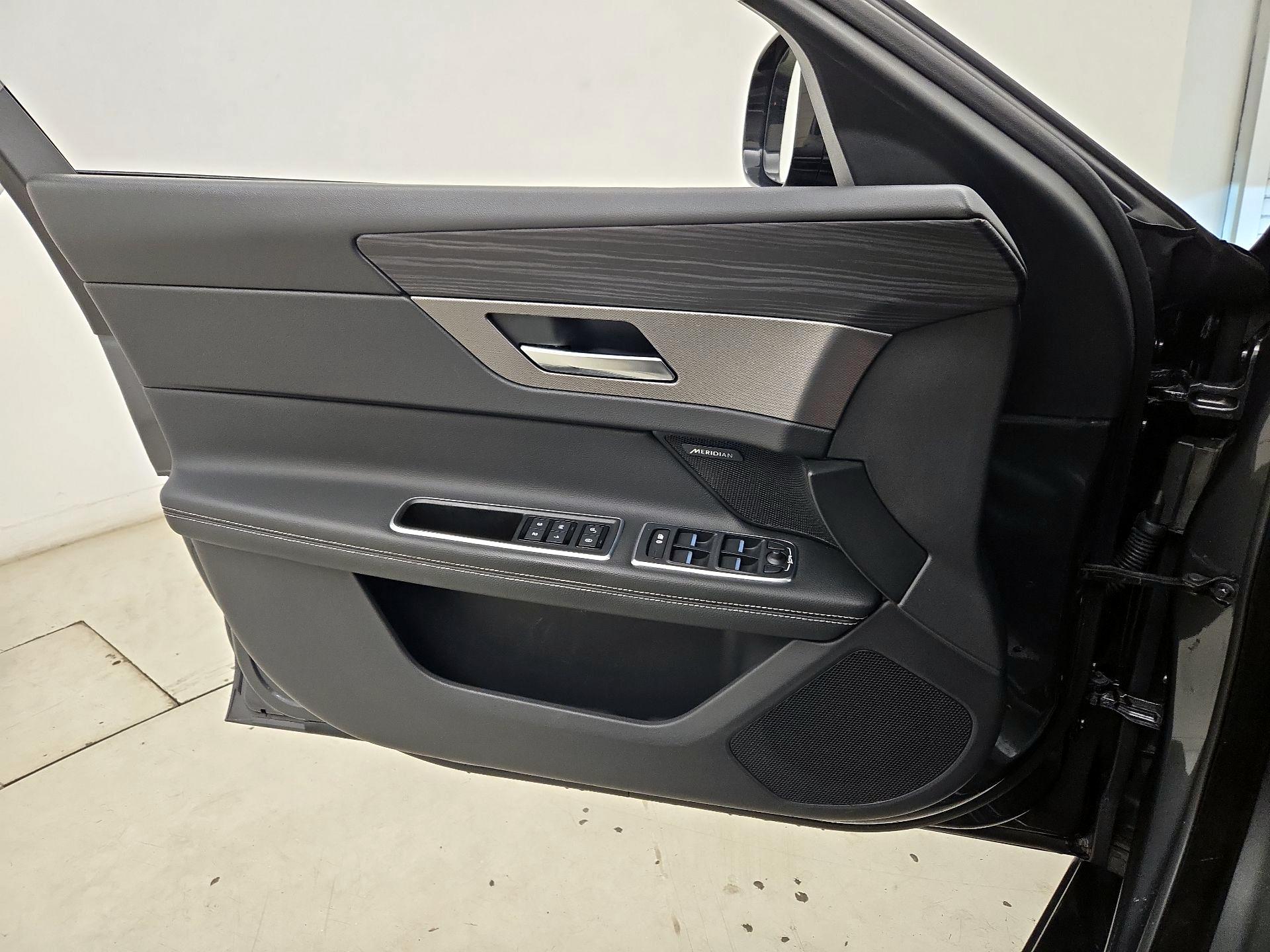 Thumbnail: 2016 Jaguar XF - 12