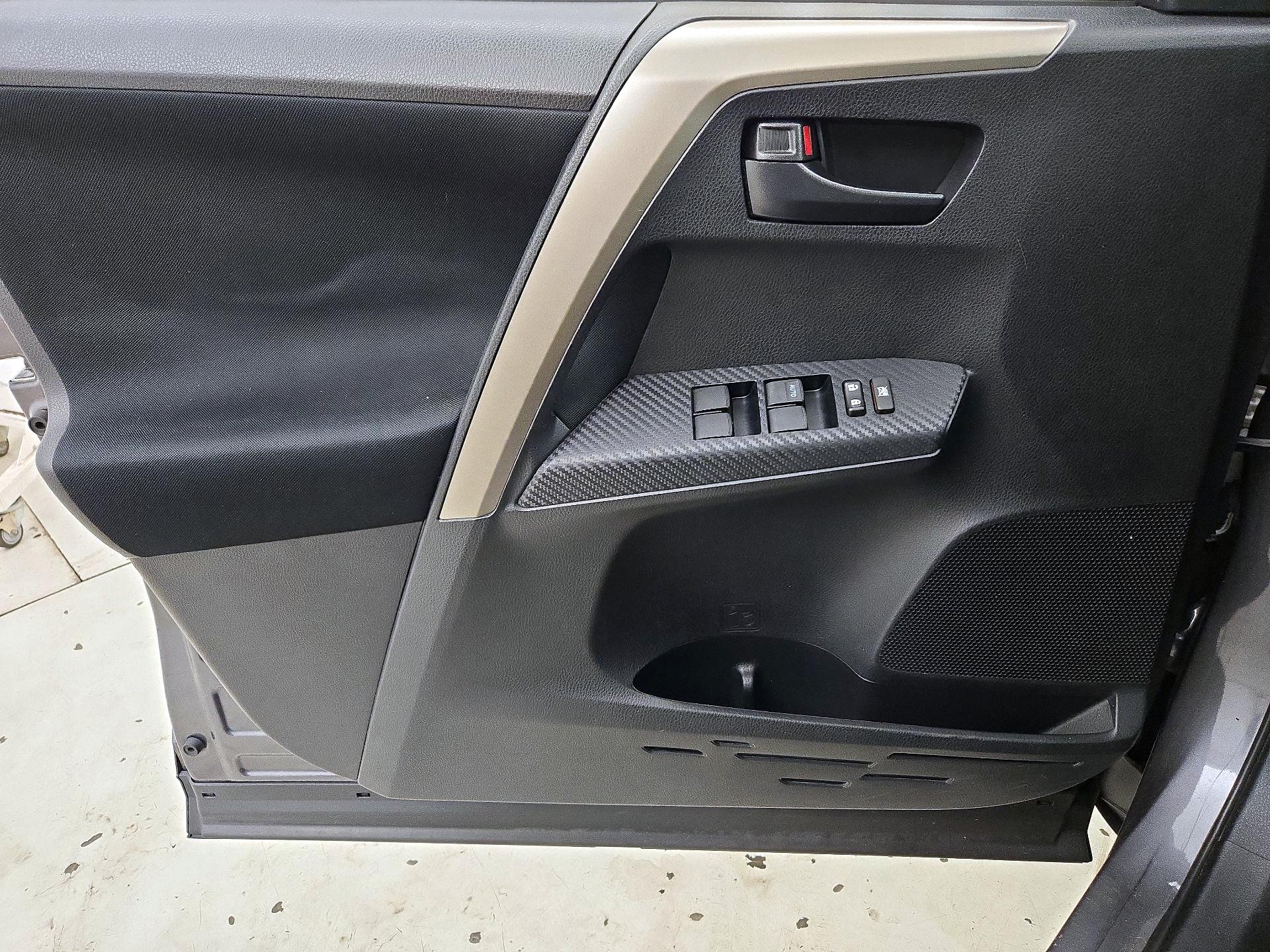 Thumbnail: 2015 Toyota RAV4 - 12
