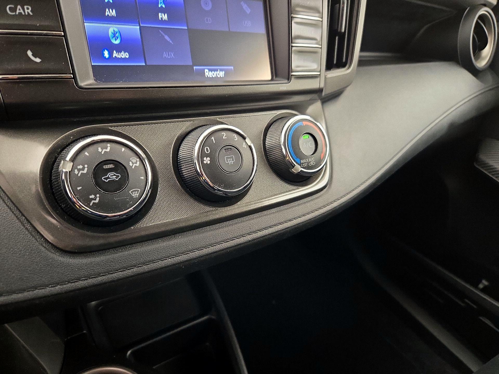 Thumbnail: 2015 Toyota RAV4 - 16