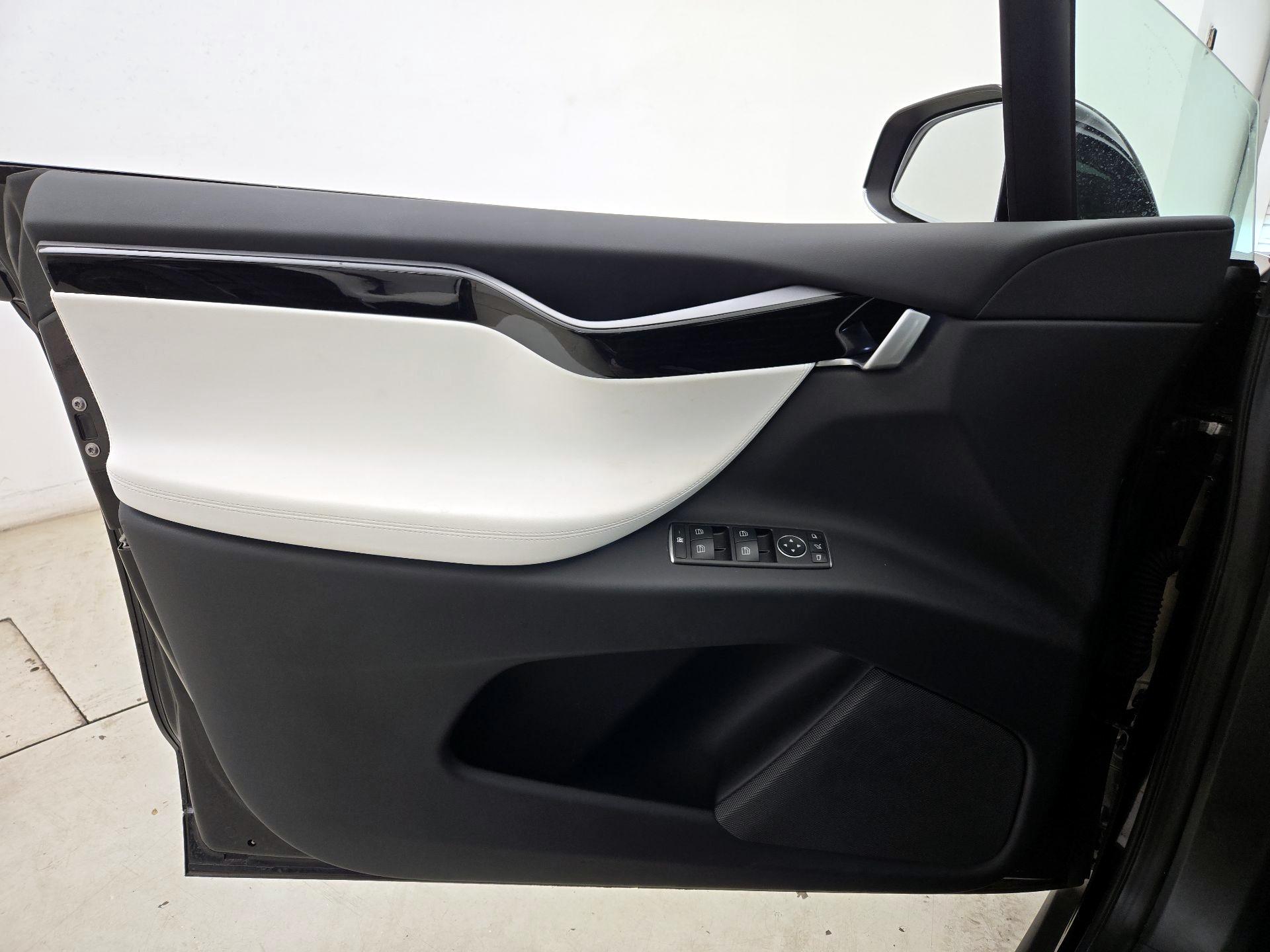 Thumbnail: 2020 Tesla Model X - 12