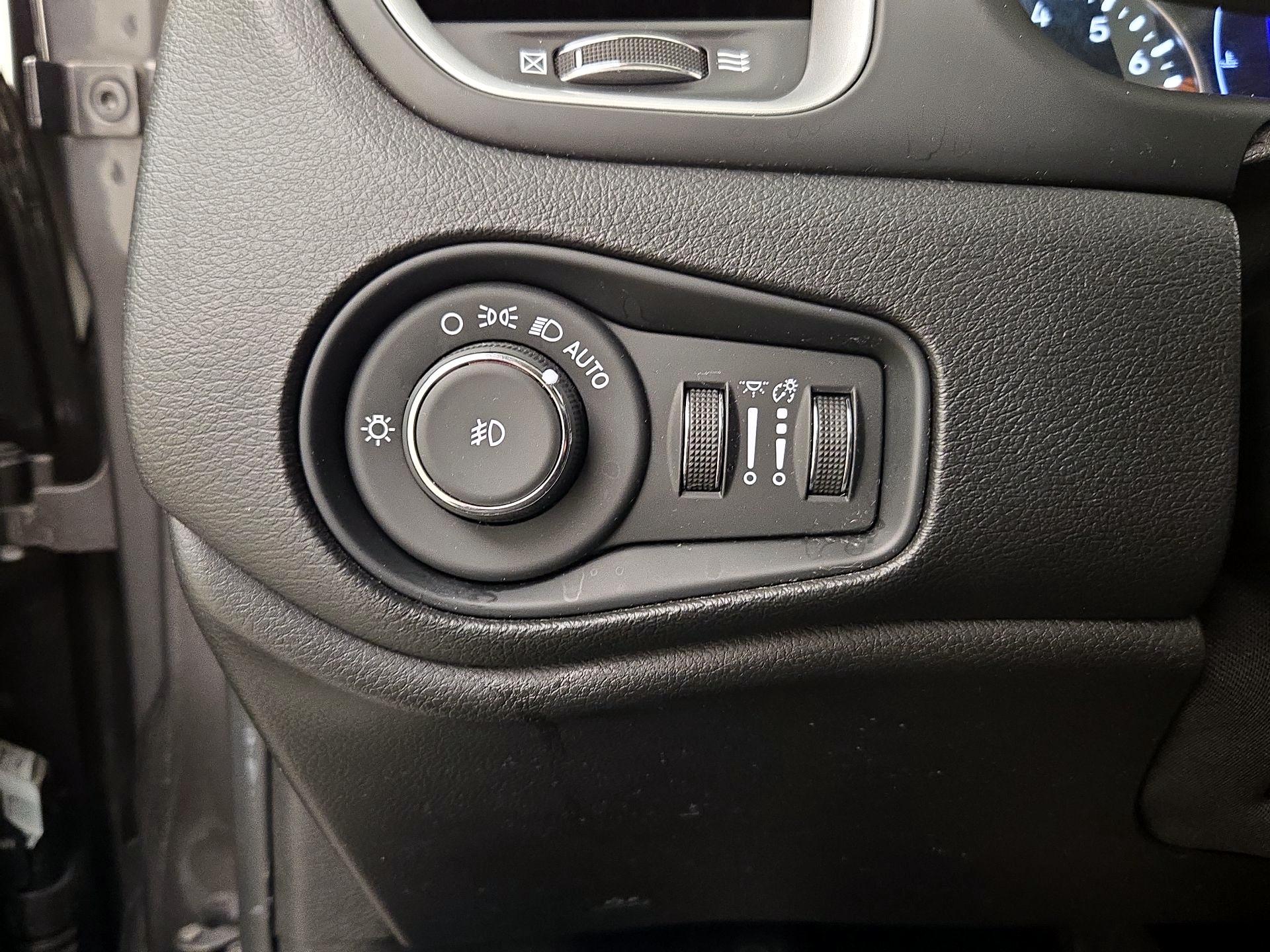 Thumbnail: 2019 Jeep Renegade - 13
